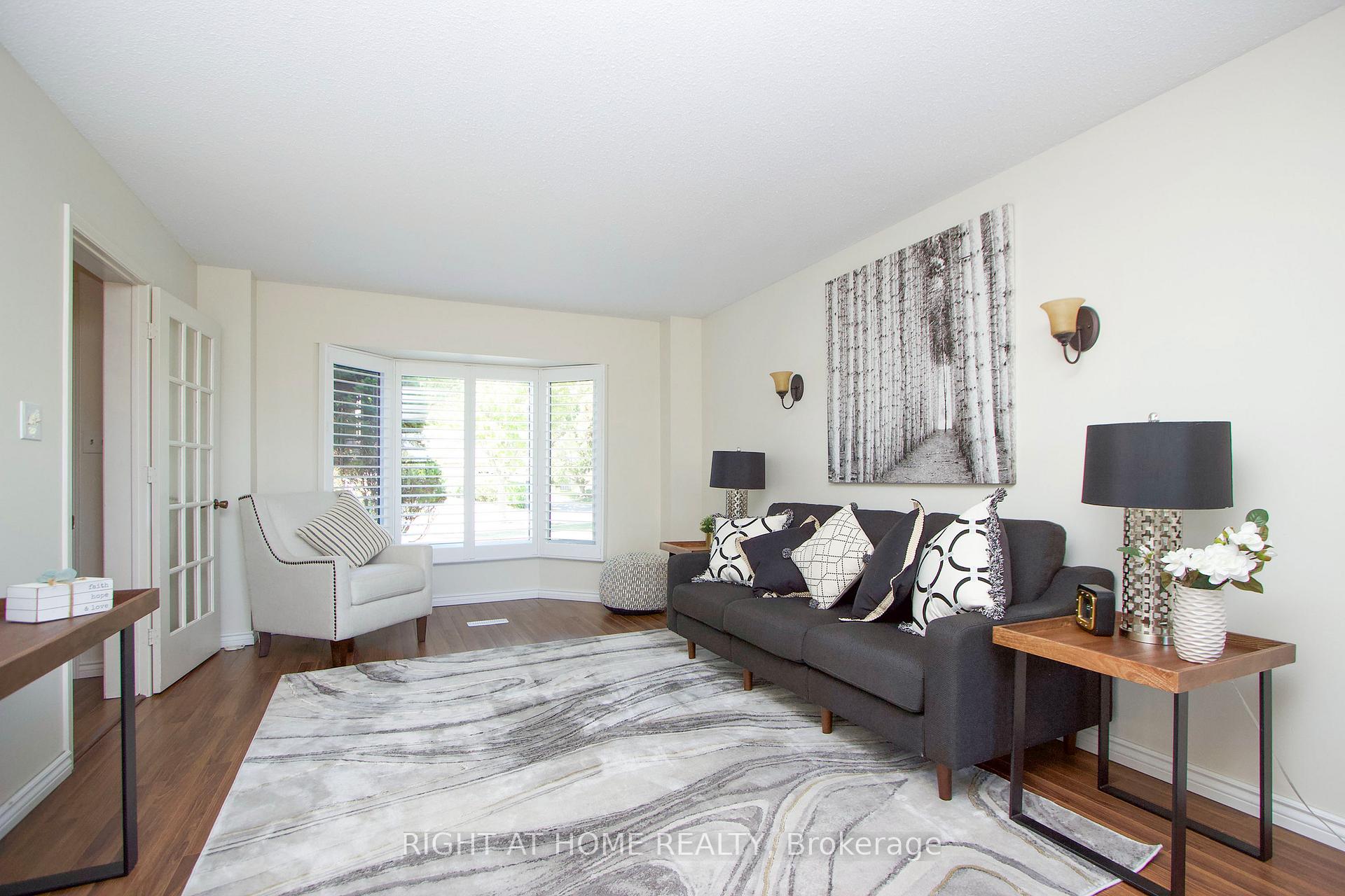 Photo 6 of 102 Hialeah Crescent, Whitby, Blue Grass Meadows — HOMEH