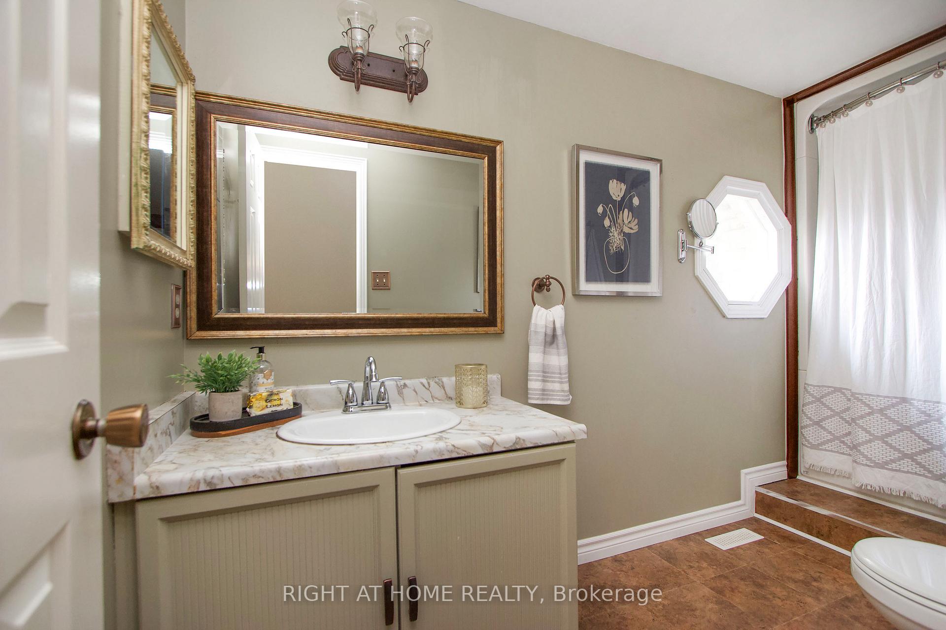 Photo 33 of 102 Hialeah Crescent, Whitby, Blue Grass Meadows — HOMEH