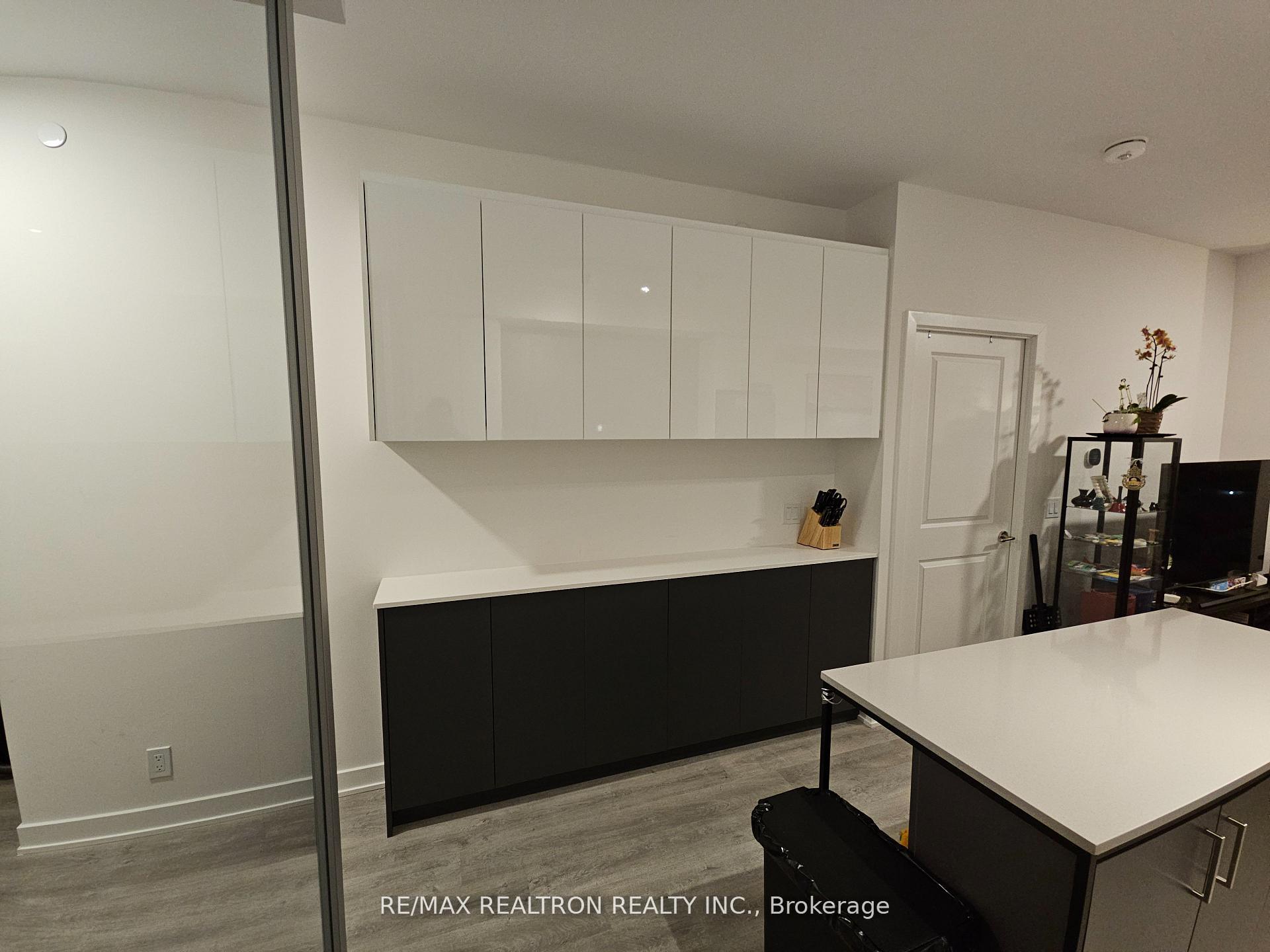 Photo 4 of Unit 307, 30 Upper Mall Way, Vaughan, Brownridge — HOMEH