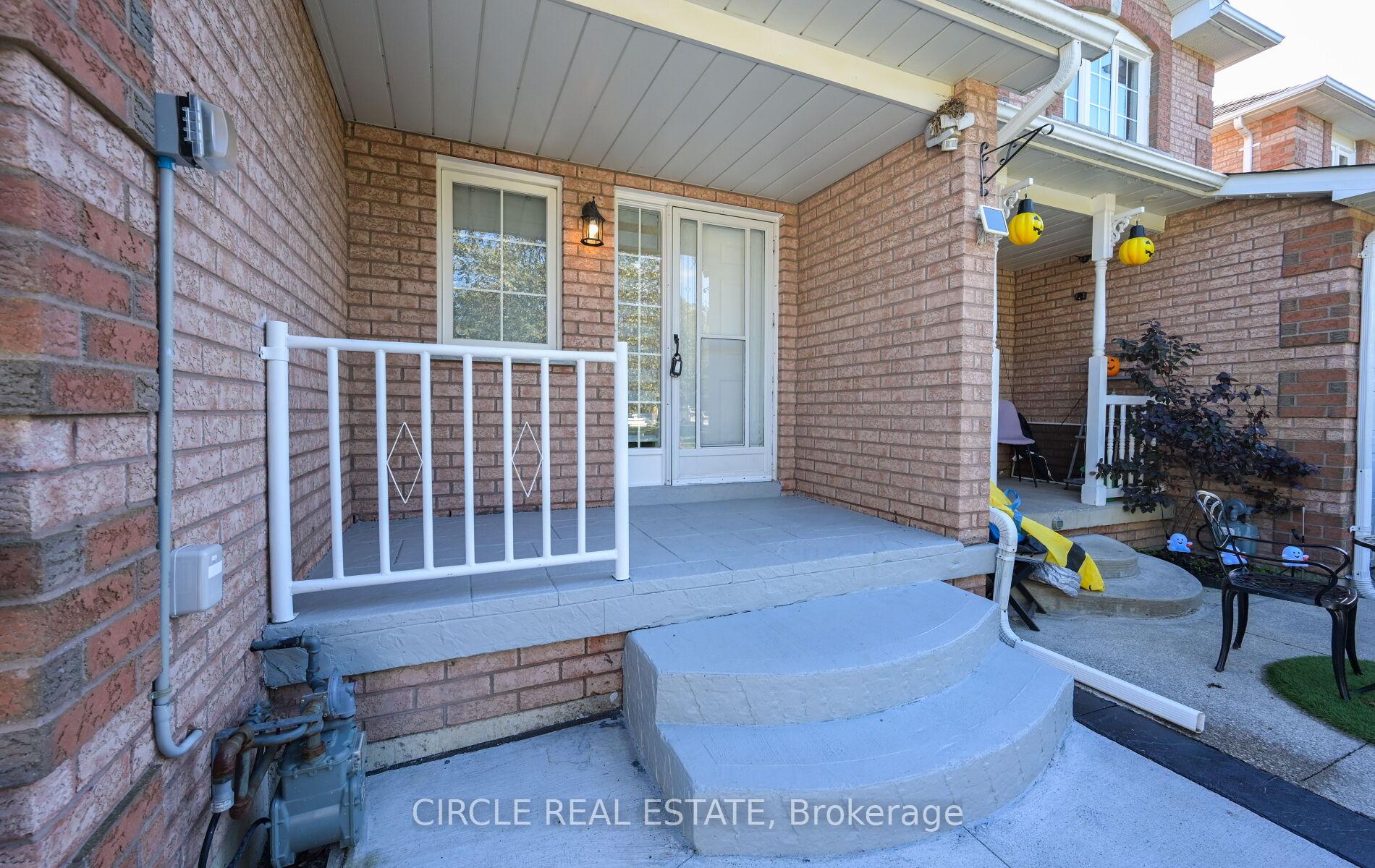 Photo 2 of 32 Torada Court, Brampton, Snelgrove — HOMEH