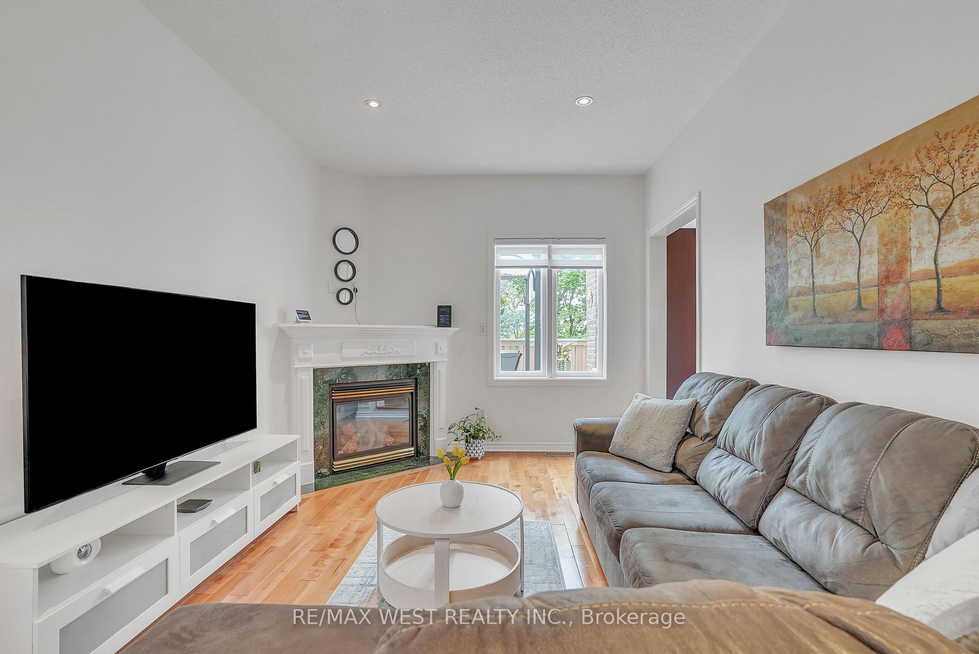 Photo 4 of 423 Mapleton Avenue, Barrie, Ardagh — HOMEH