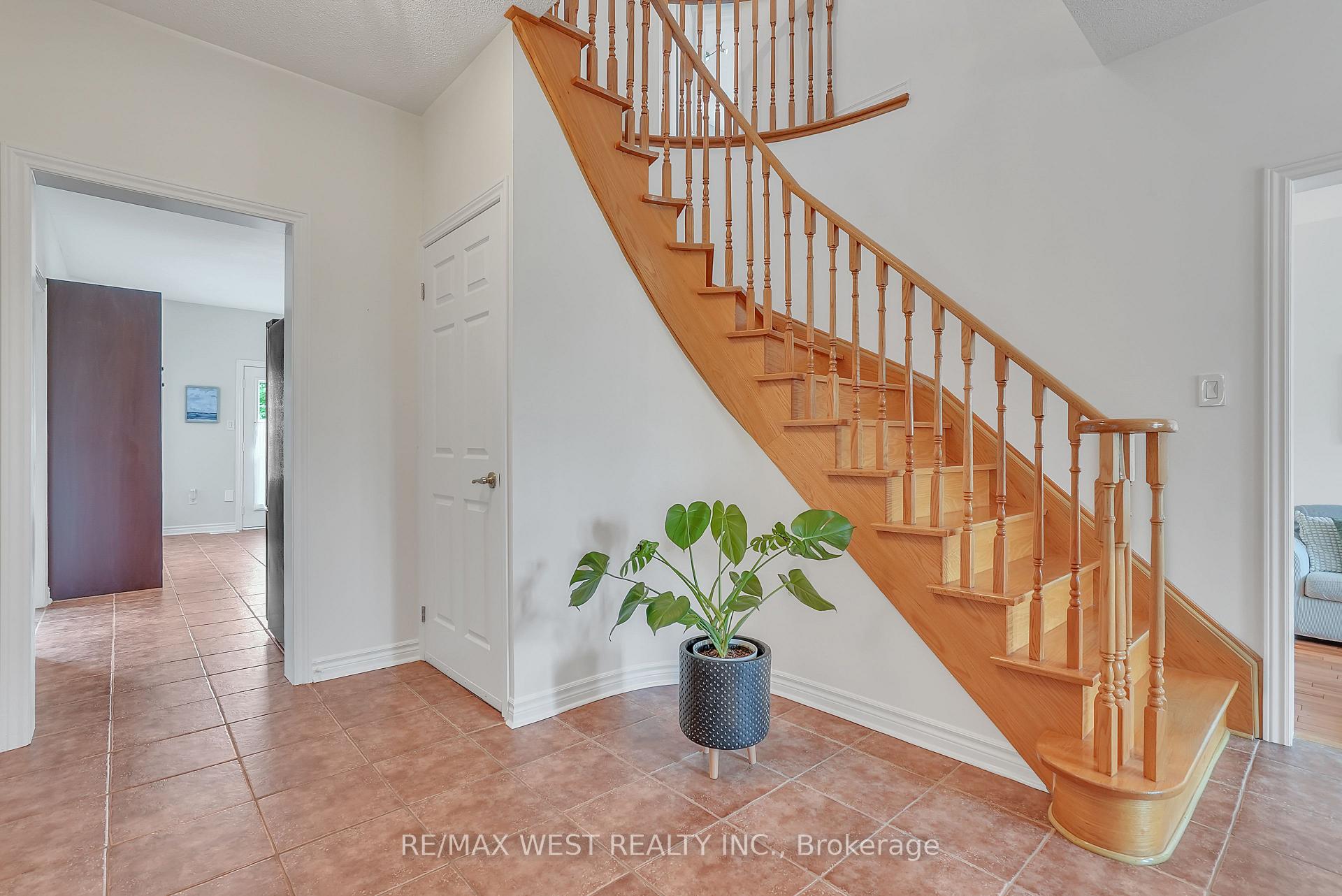 Photo 7 of 423 Mapleton Avenue, Barrie, Ardagh — HOMEH