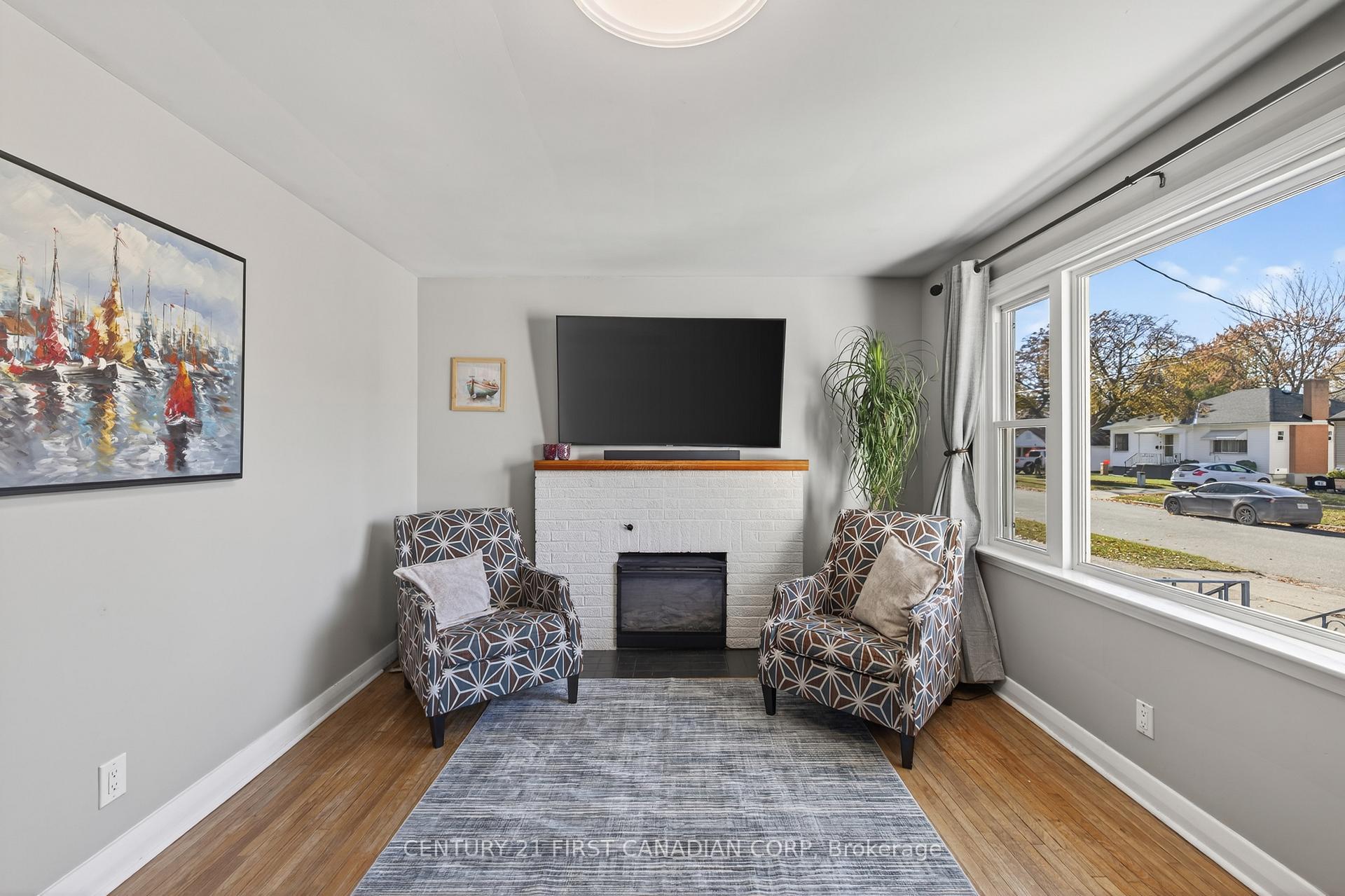 Photo 2 of 118 Gordon Street, Sarnia — HOMEH