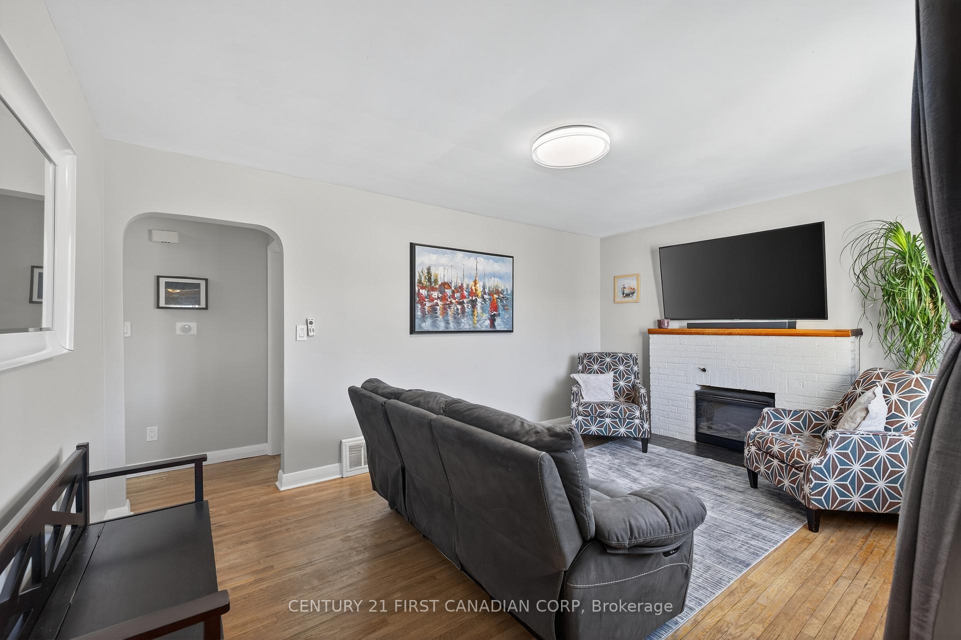 Photo 3 of 118 Gordon Street, Sarnia — HOMEH