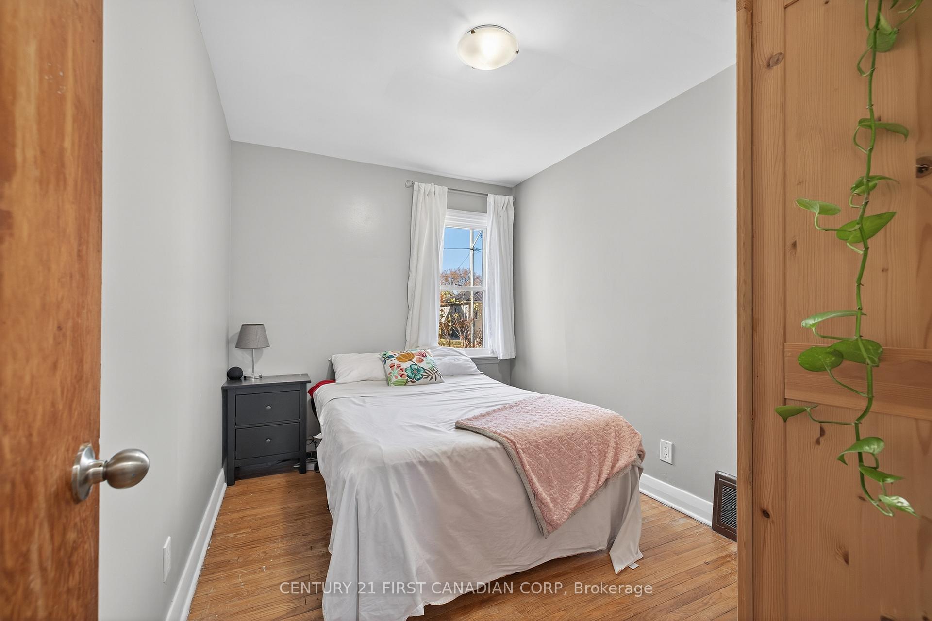 Photo 19 of 118 Gordon Street, Sarnia — HOMEH