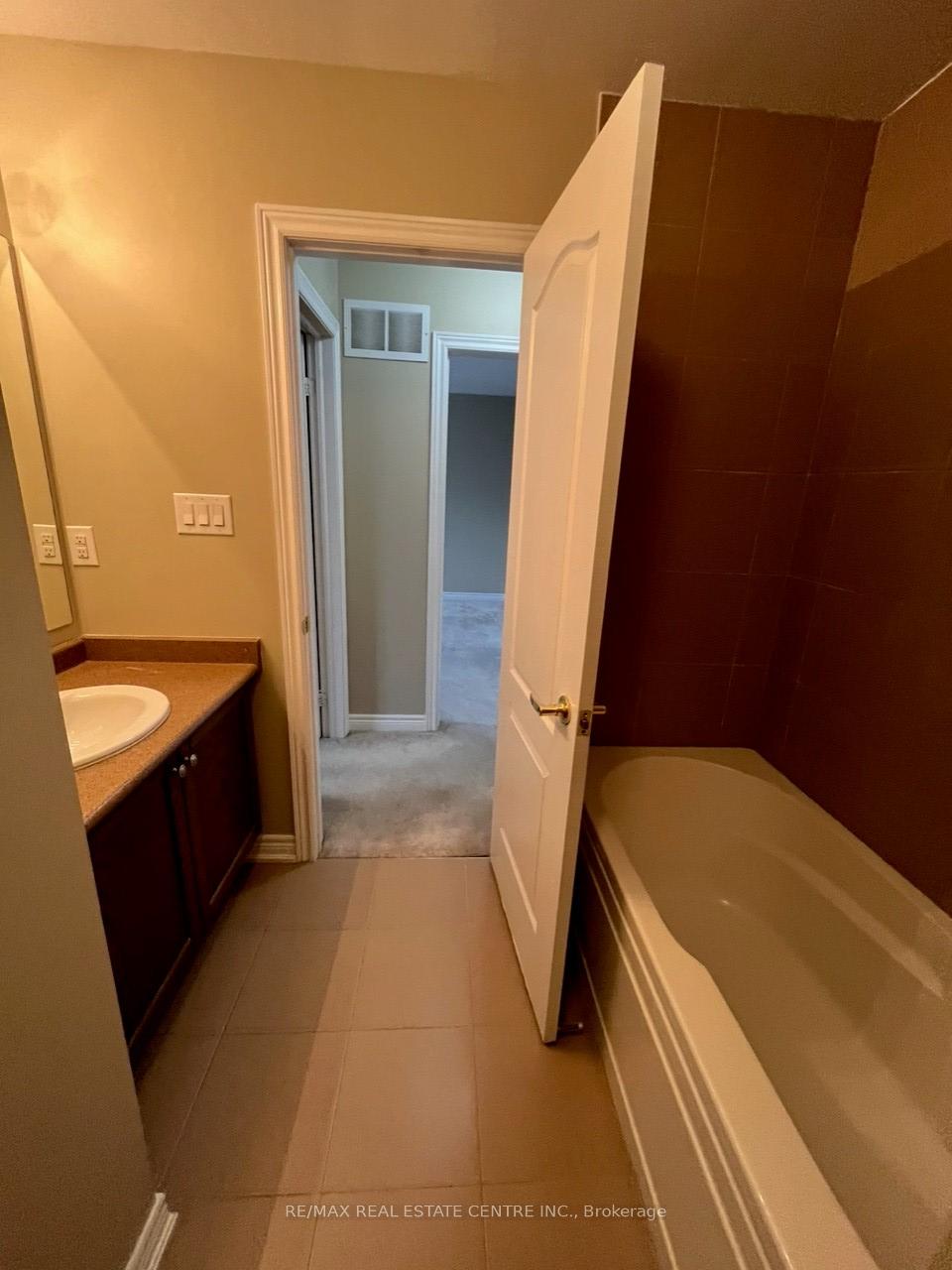 Photo 16 of 541 Vaughan Court, Milton, Scott — HOMEH