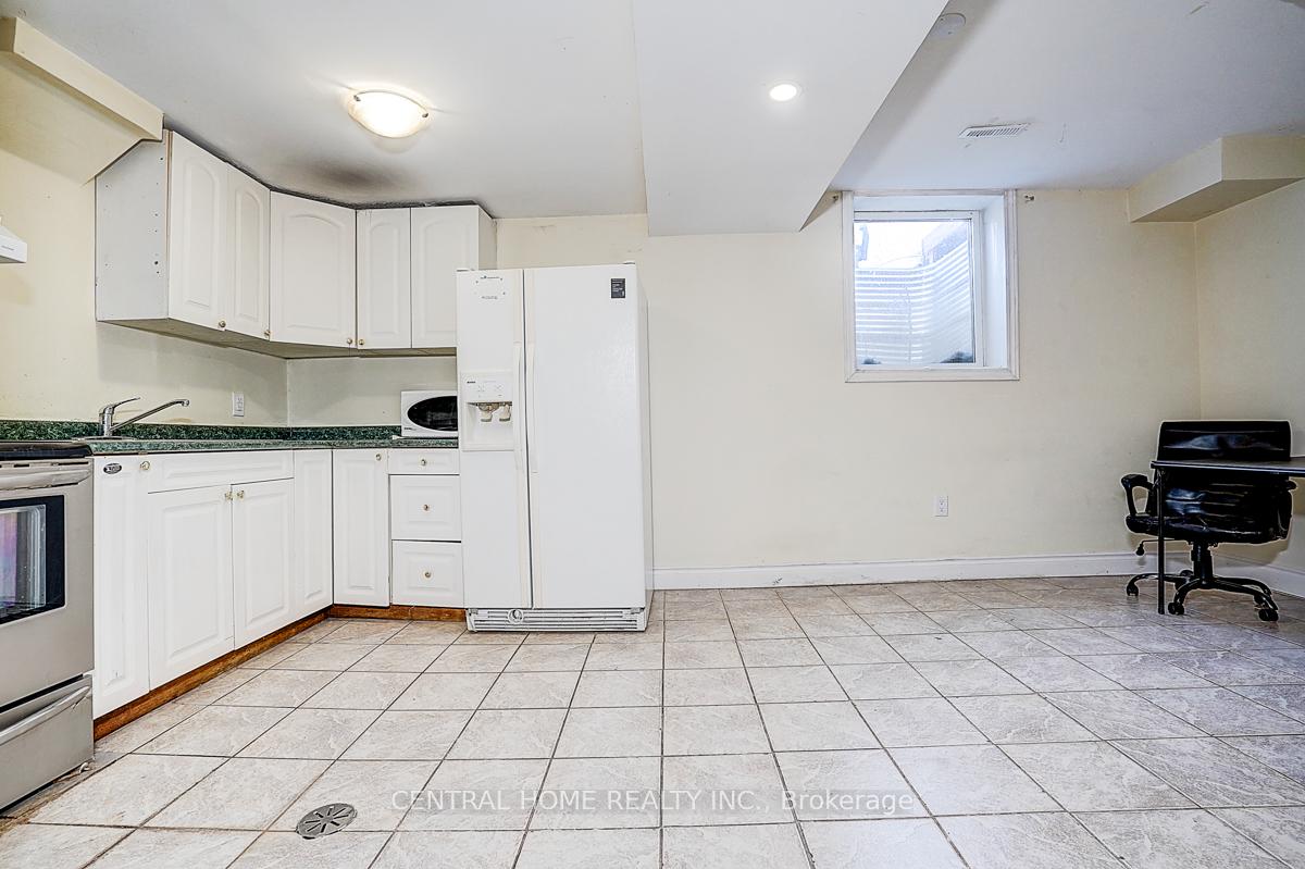 Photo 4 of Unit Basement, 17 Letty Avenue, Brampton, Fletcher's West — HOMEH
