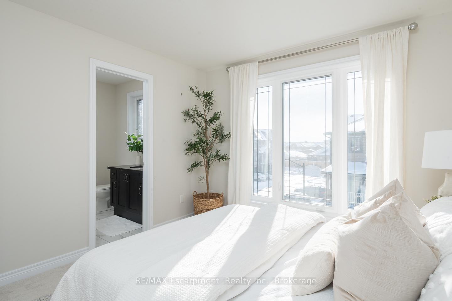 Photo 9 of Unit 18, 19 Picardy Drive, Hamilton, Stoney Creek Mountain — HOMEH