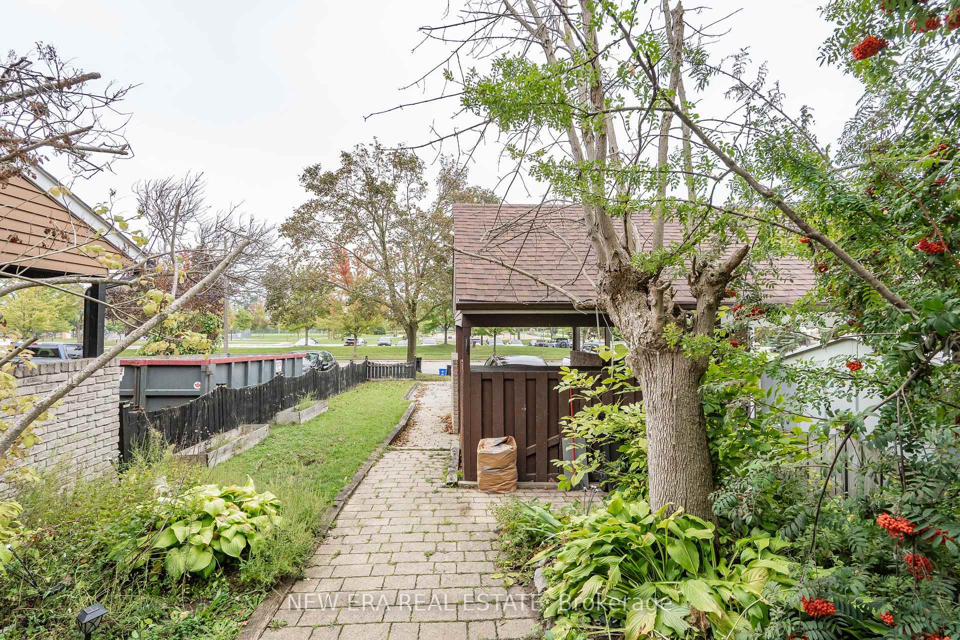 Photo 9 of 34 Lampman Lane, Barrie, Letitia Heights — HOMEH