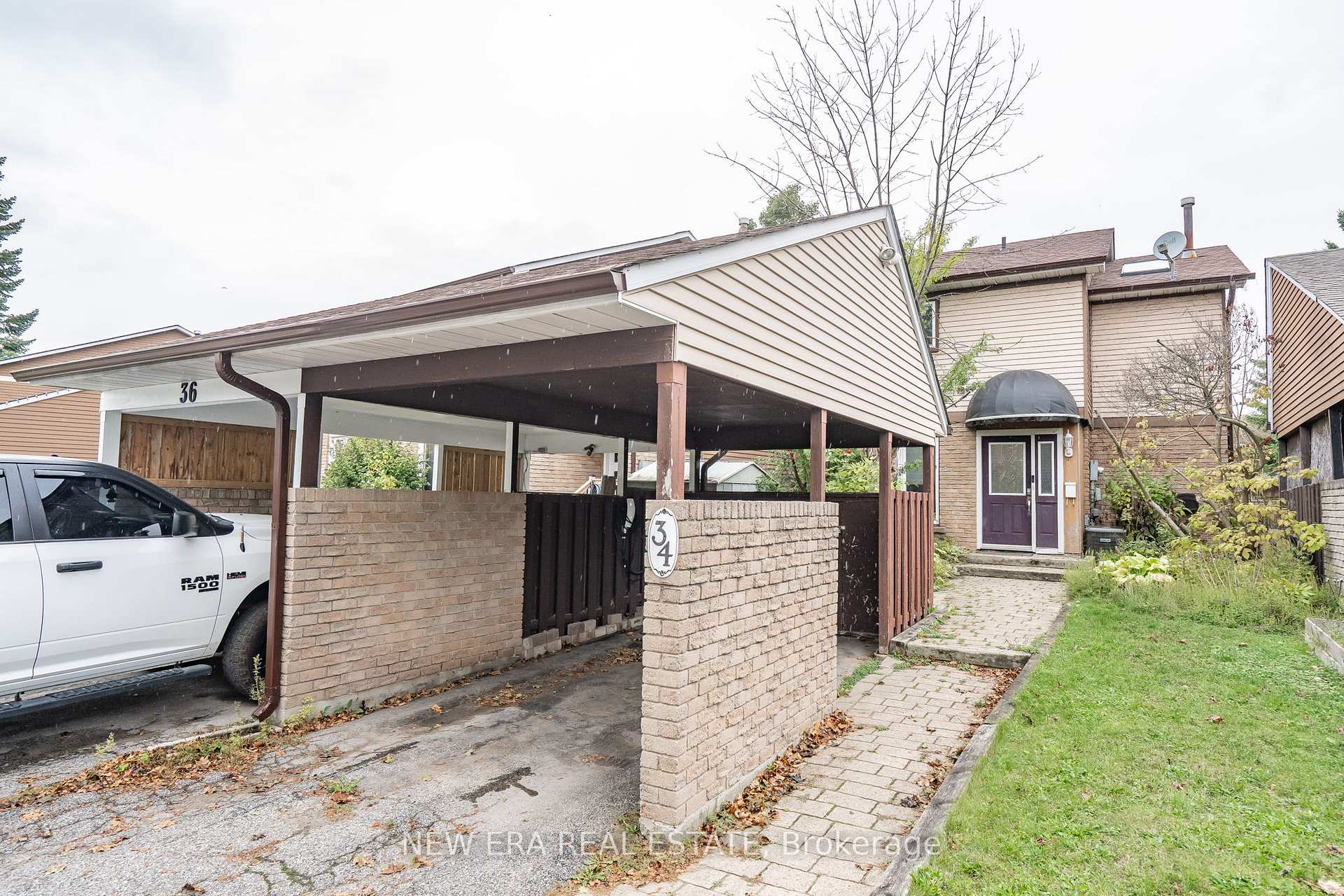 Photo 3 of 34 Lampman Lane, Barrie, Letitia Heights — HOMEH