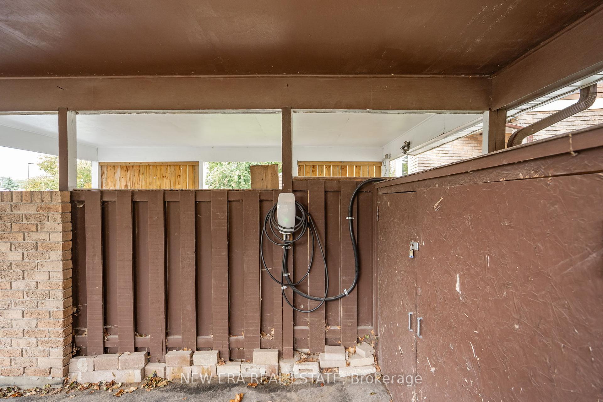 Photo 5 of 34 Lampman Lane, Barrie, Letitia Heights — HOMEH