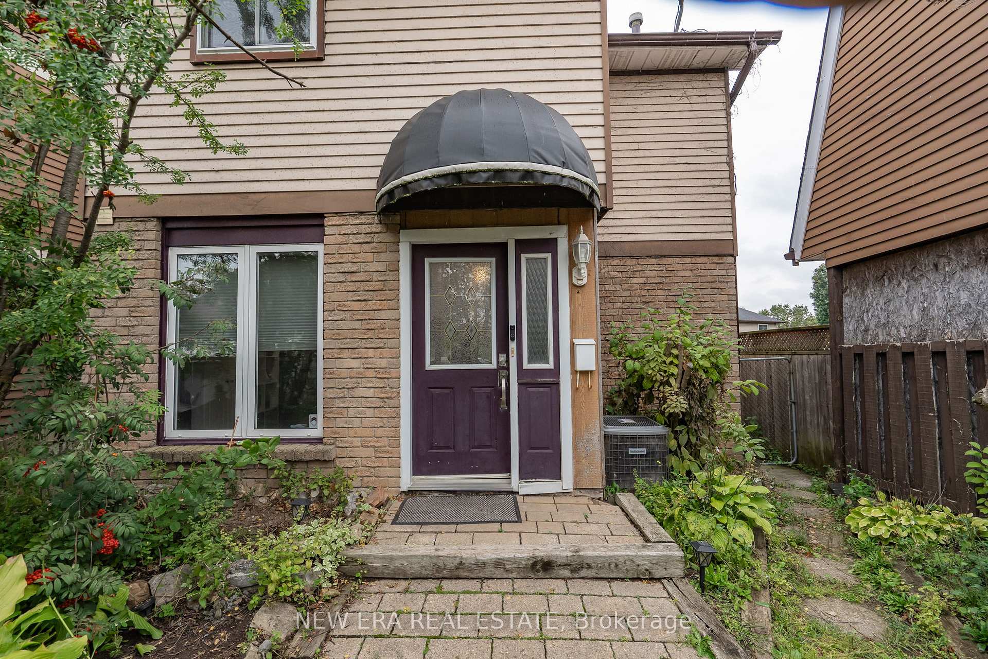Photo 2 of 34 Lampman Lane, Barrie, Letitia Heights — HOMEH