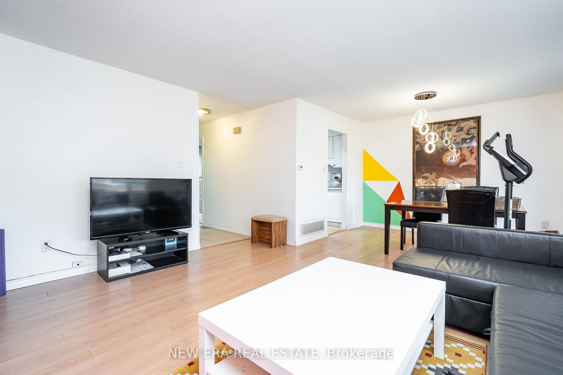 Photo 6 of 34 Lampman Lane, Barrie, Letitia Heights — HOMEH
