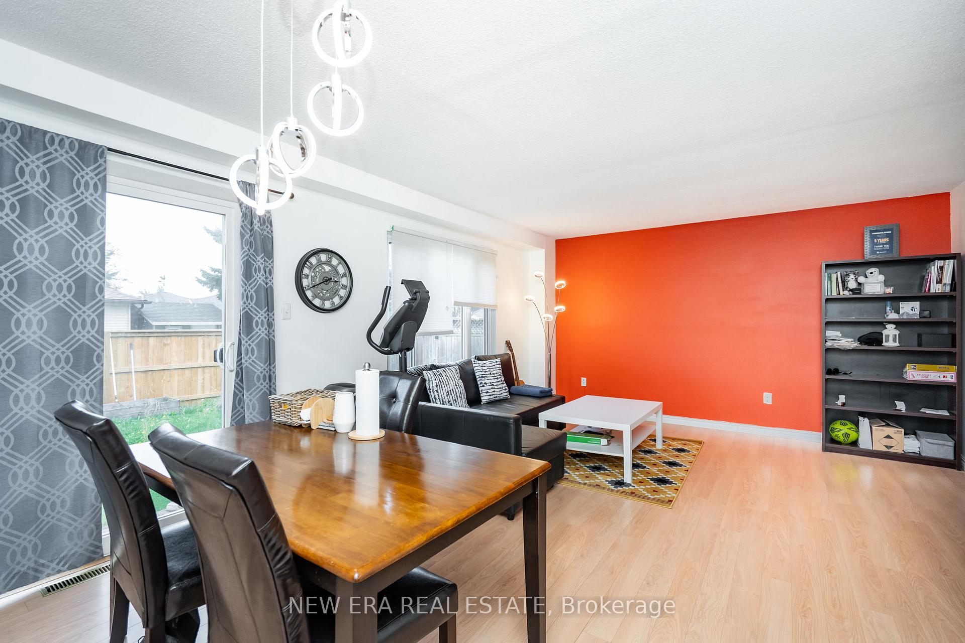Photo 7 of 34 Lampman Lane, Barrie, Letitia Heights — HOMEH
