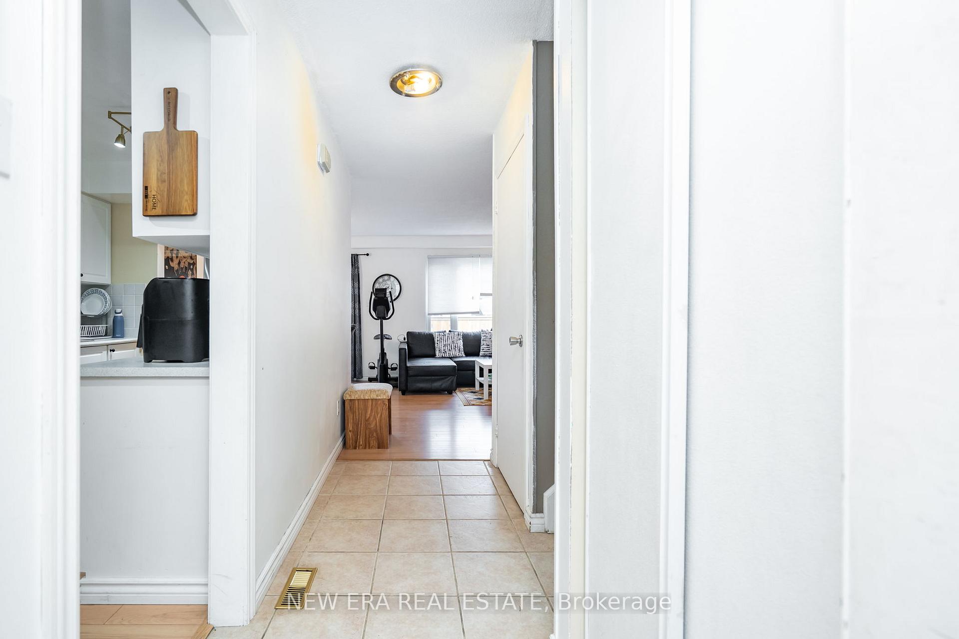 Photo 4 of 34 Lampman Lane, Barrie, Letitia Heights — HOMEH