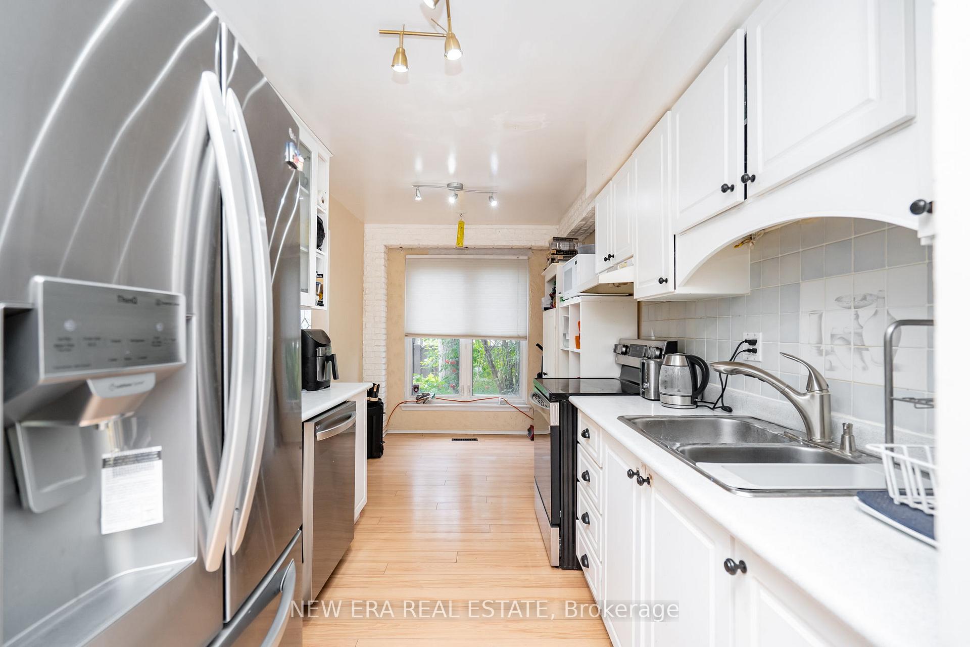 Photo 33 of 34 Lampman Lane, Barrie, Letitia Heights — HOMEH