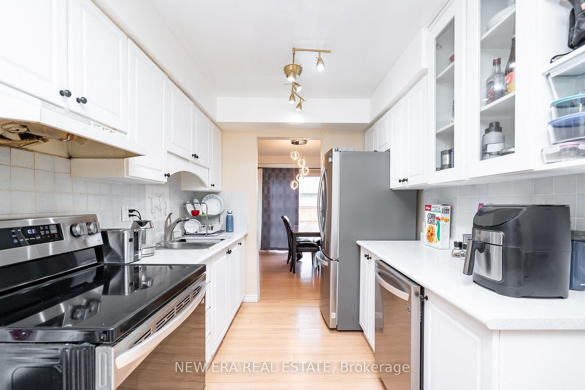 Photo 15 of 34 Lampman Lane, Barrie, Letitia Heights — HOMEH