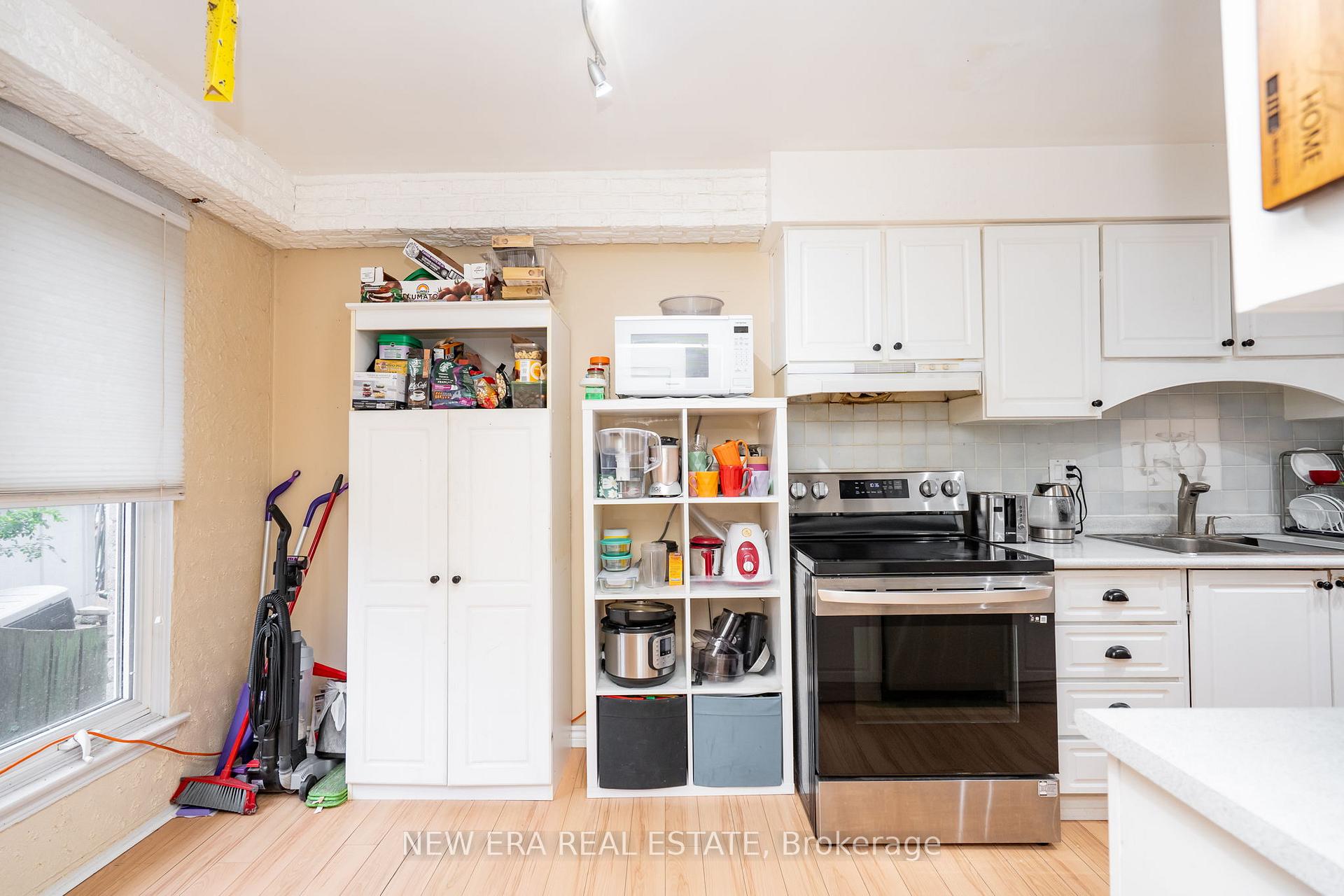 Photo 13 of 34 Lampman Lane, Barrie, Letitia Heights — HOMEH