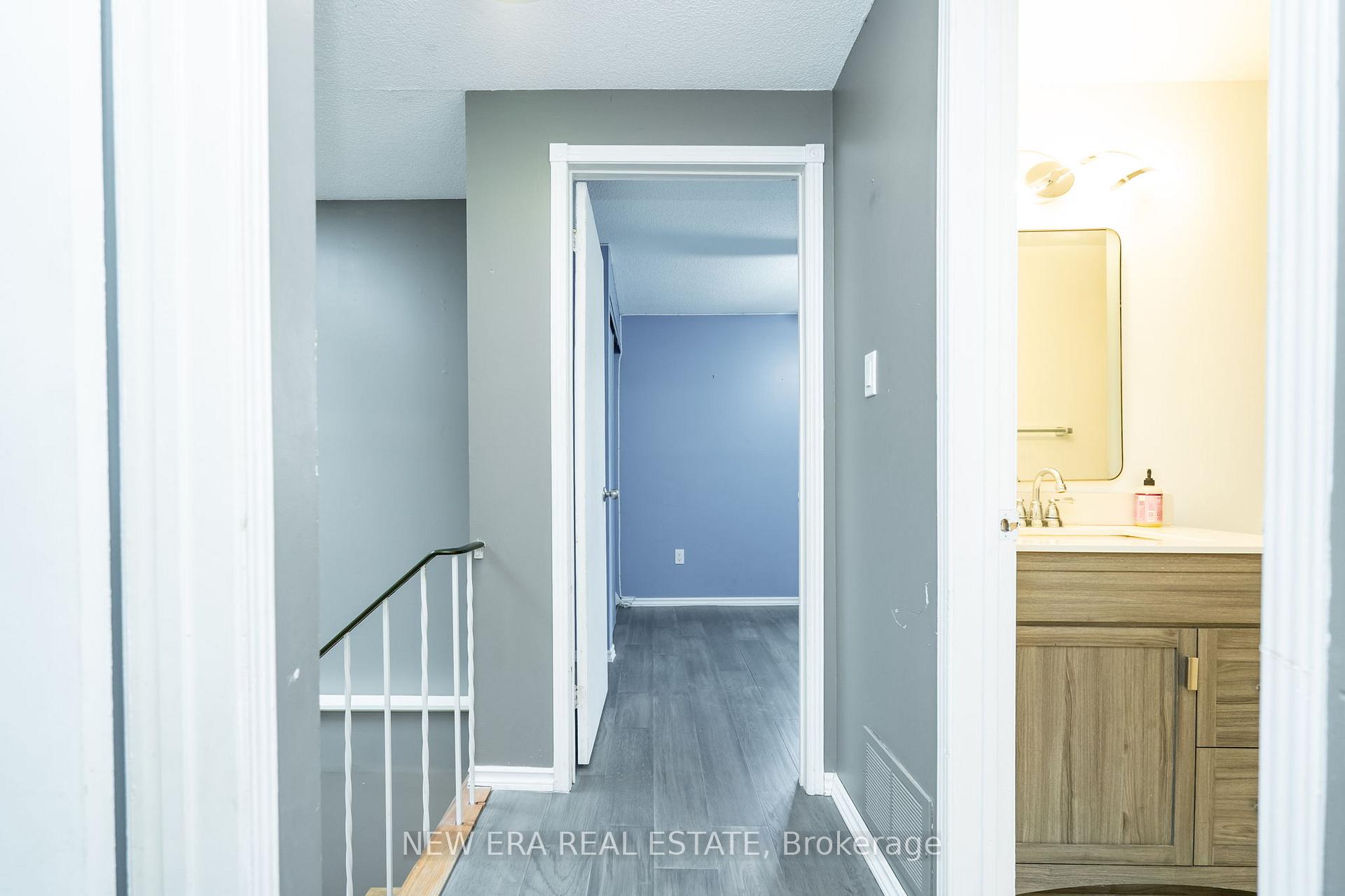 Photo 39 of 34 Lampman Lane, Barrie, Letitia Heights — HOMEH
