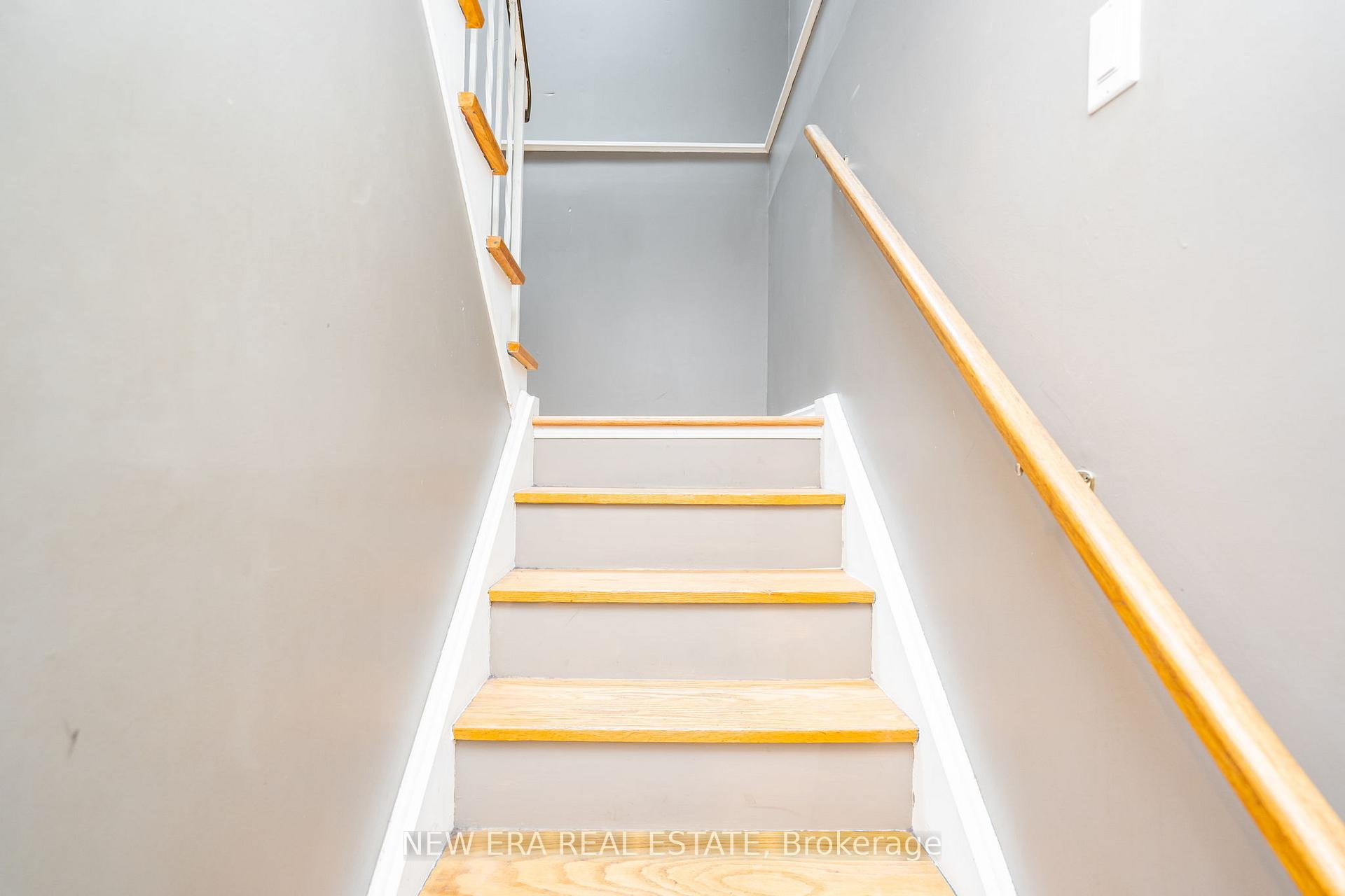 Photo 10 of 34 Lampman Lane, Barrie, Letitia Heights — HOMEH