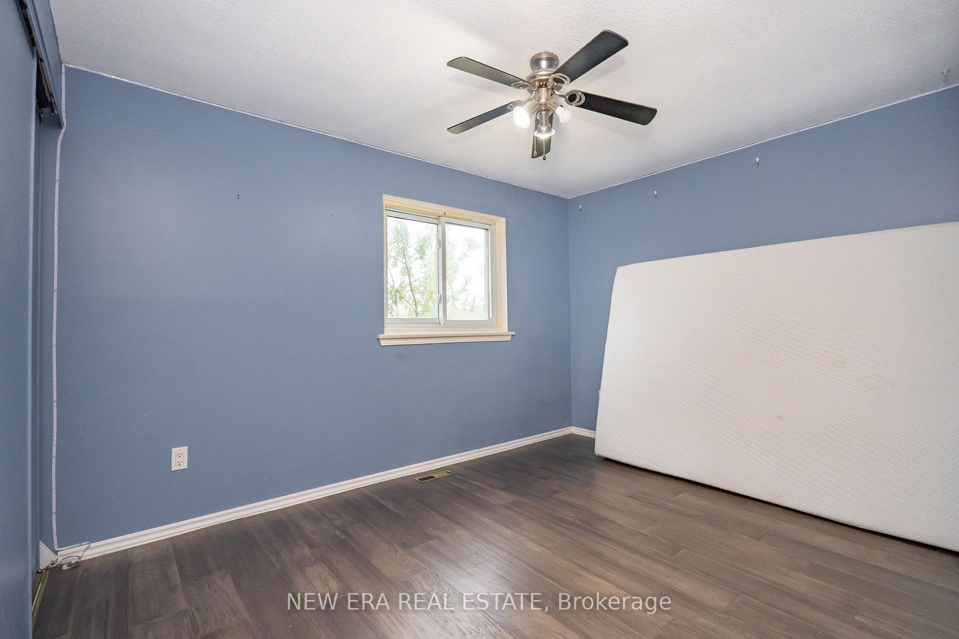 Photo 11 of 34 Lampman Lane, Barrie, Letitia Heights — HOMEH