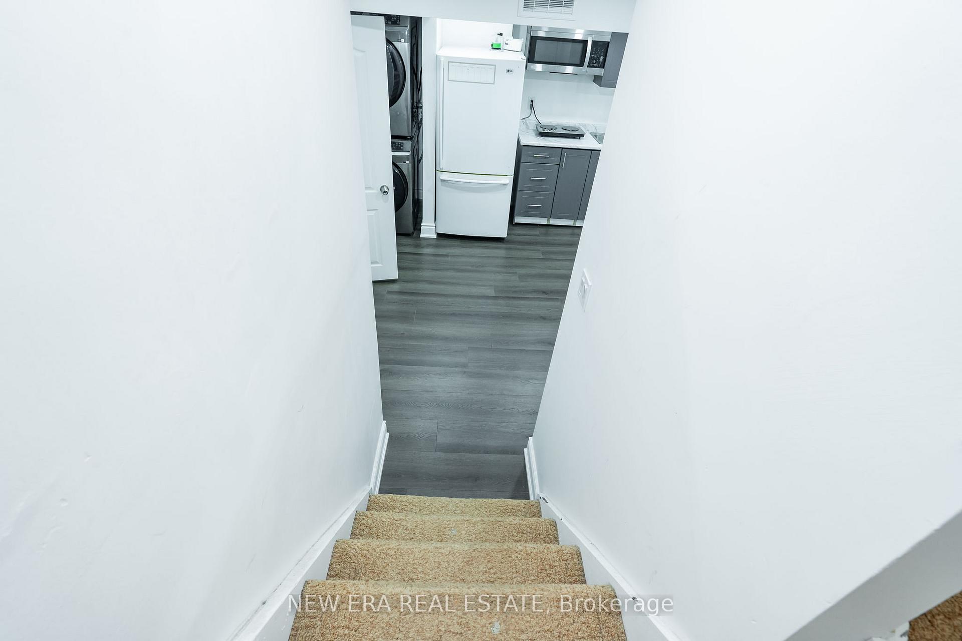 Photo 16 of 34 Lampman Lane, Barrie, Letitia Heights — HOMEH