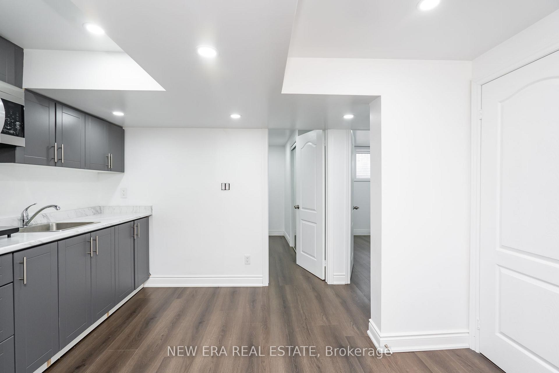 Photo 18 of 34 Lampman Lane, Barrie, Letitia Heights — HOMEH