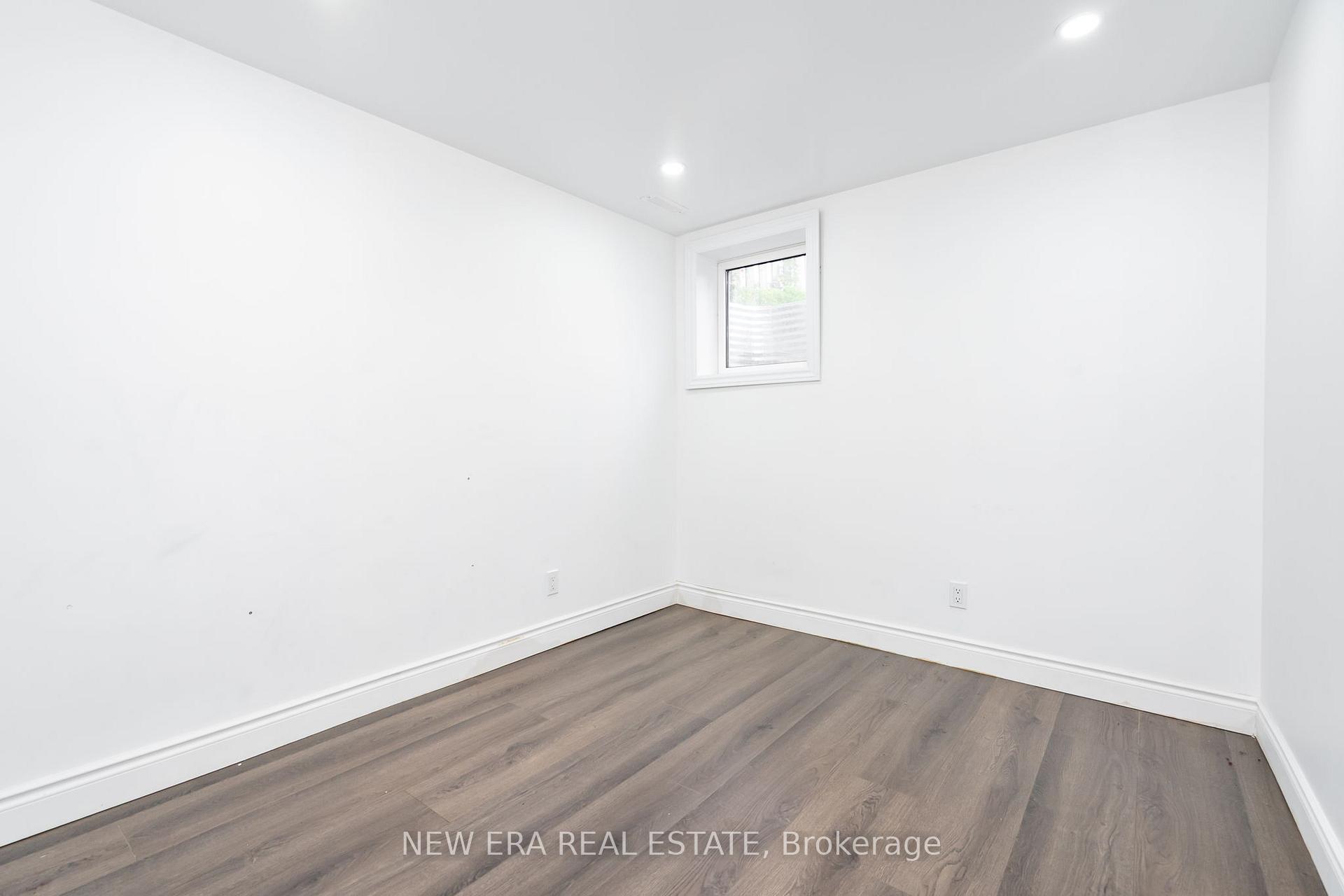 Photo 19 of 34 Lampman Lane, Barrie, Letitia Heights — HOMEH