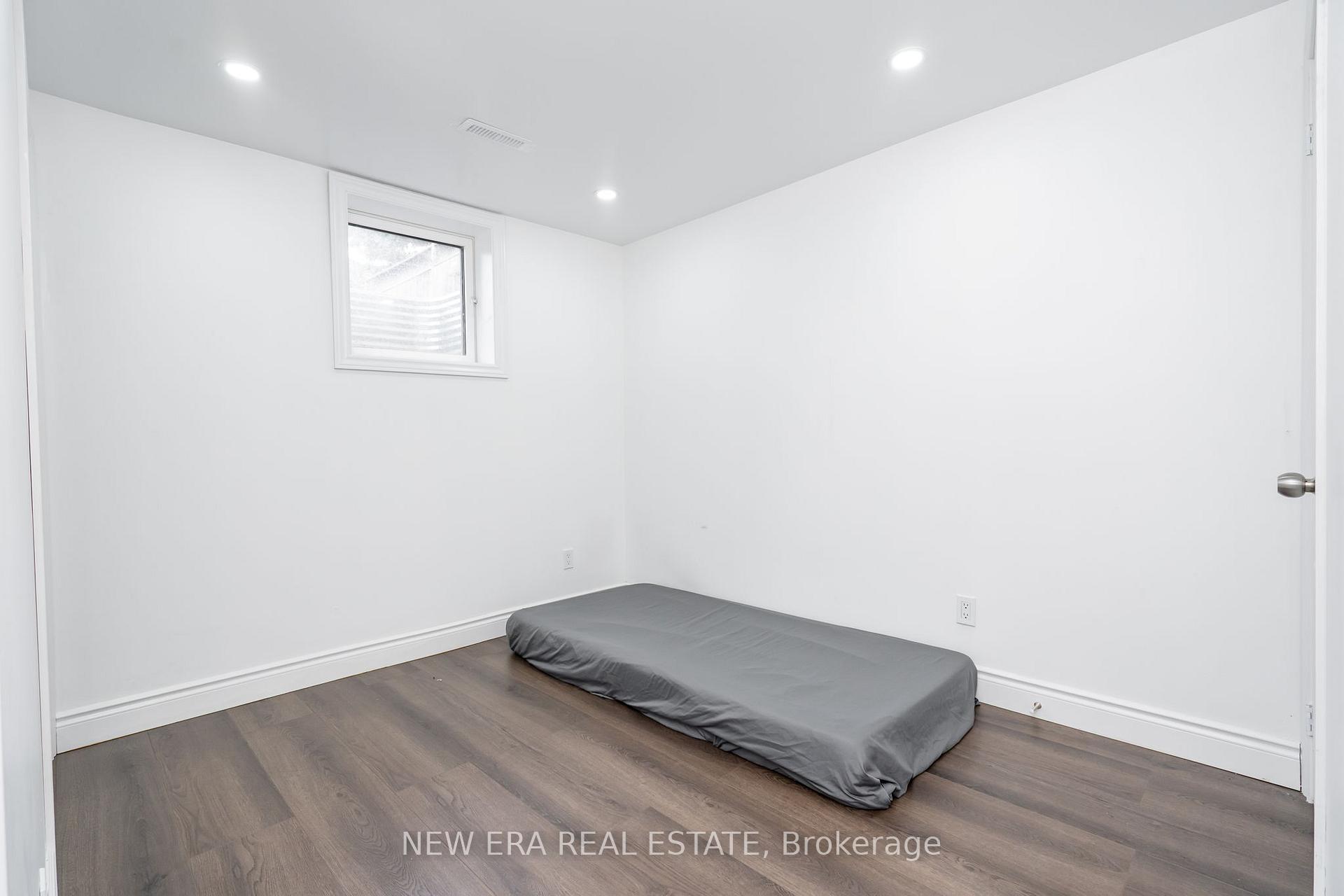 Photo 20 of 34 Lampman Lane, Barrie, Letitia Heights — HOMEH