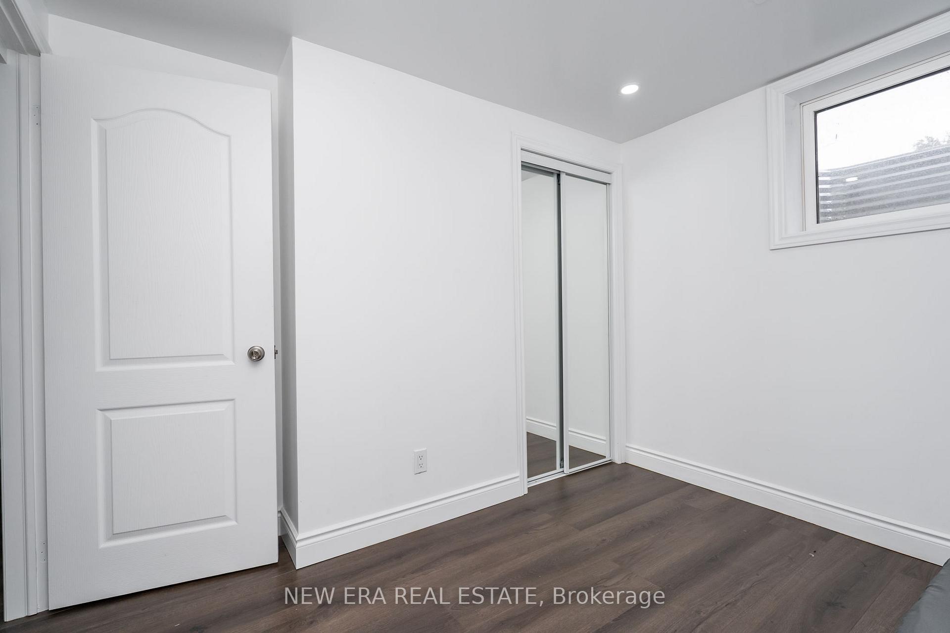 Photo 22 of 34 Lampman Lane, Barrie, Letitia Heights — HOMEH