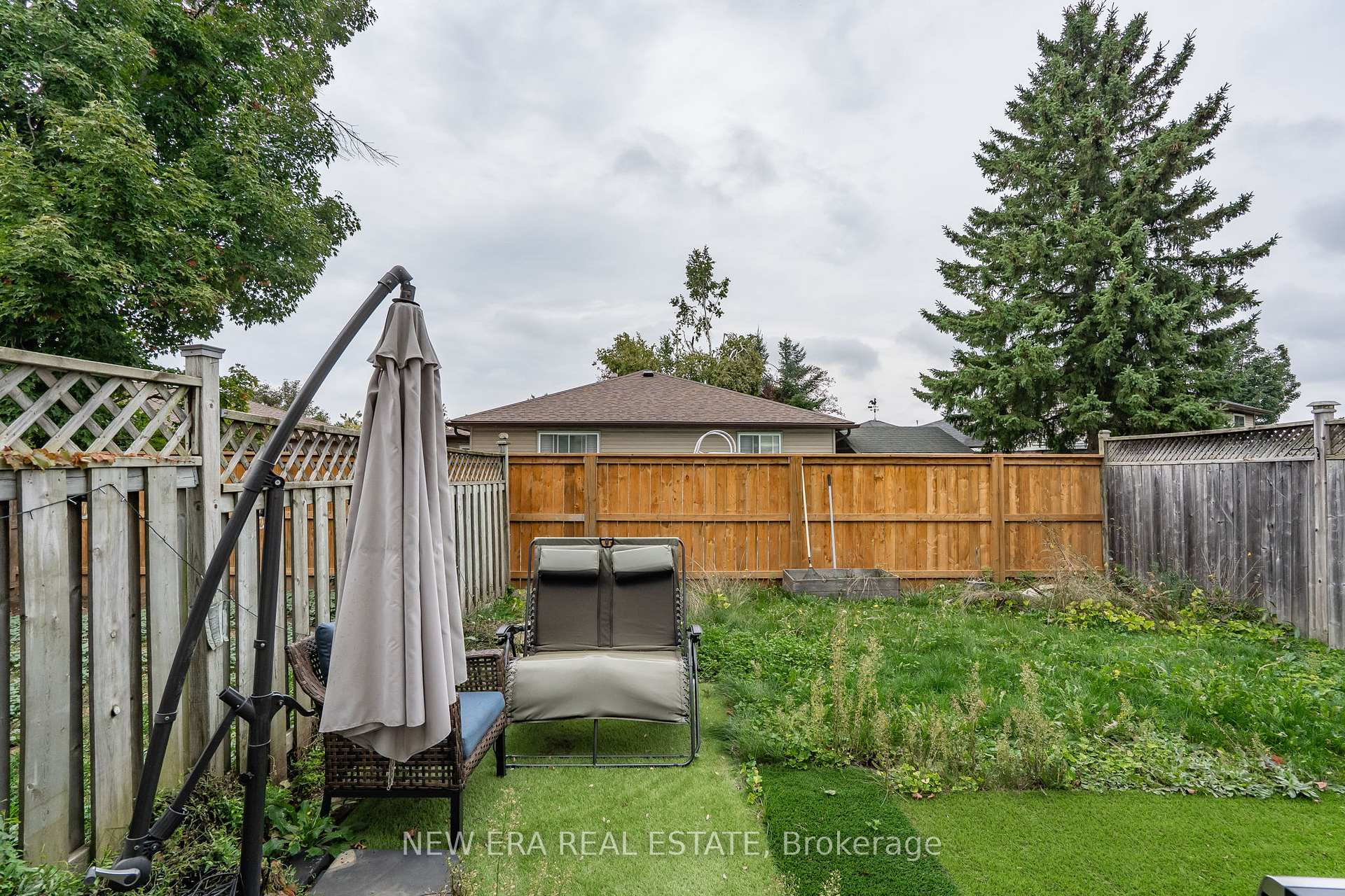Photo 23 of 34 Lampman Lane, Barrie, Letitia Heights — HOMEH