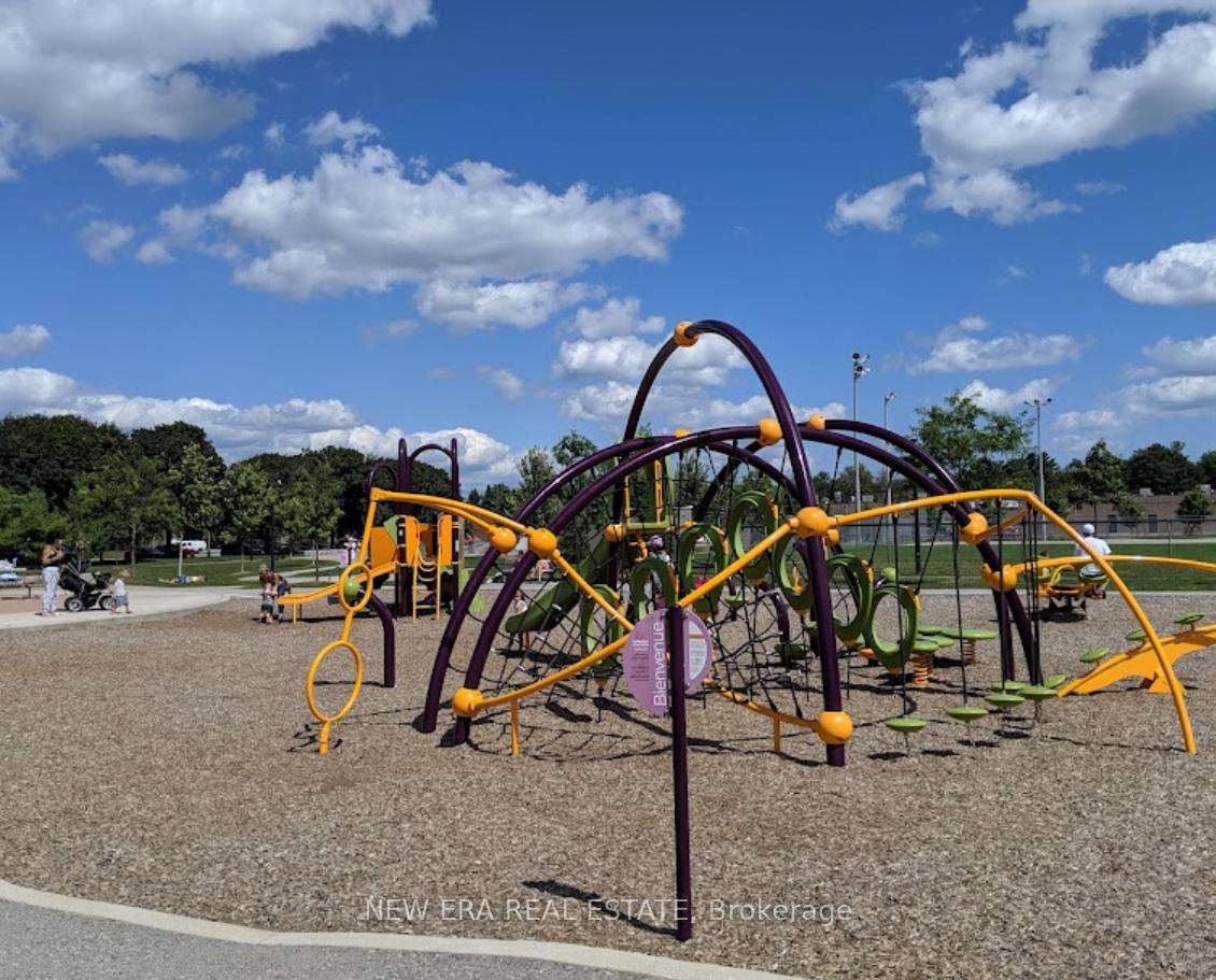 Photo 24 of 34 Lampman Lane, Barrie, Letitia Heights — HOMEH