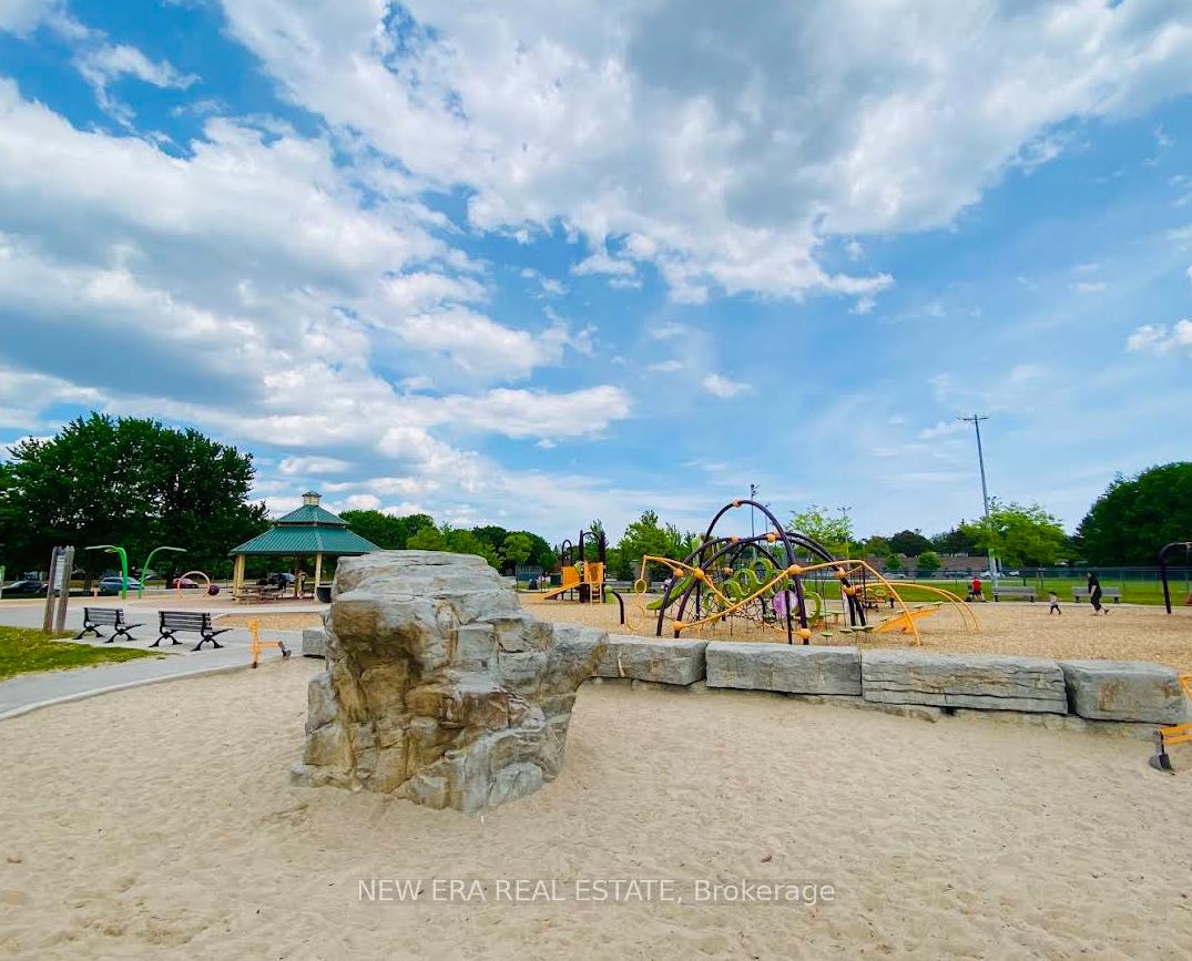 Photo 40 of 34 Lampman Lane, Barrie, Letitia Heights — HOMEH