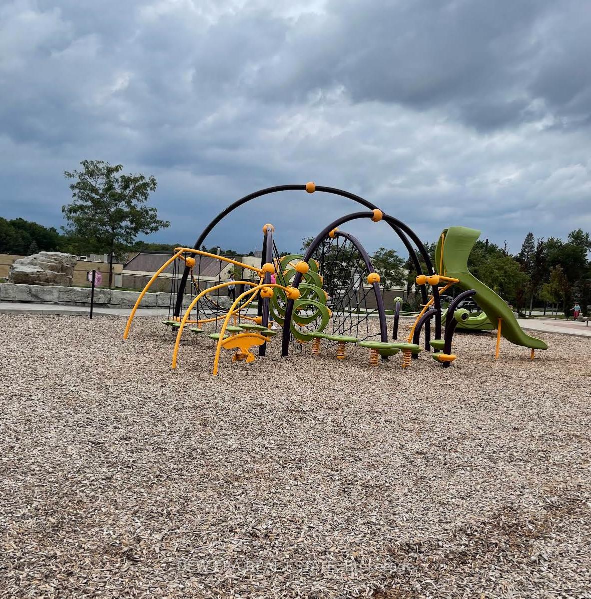 Photo 42 of 34 Lampman Lane, Barrie, Letitia Heights — HOMEH