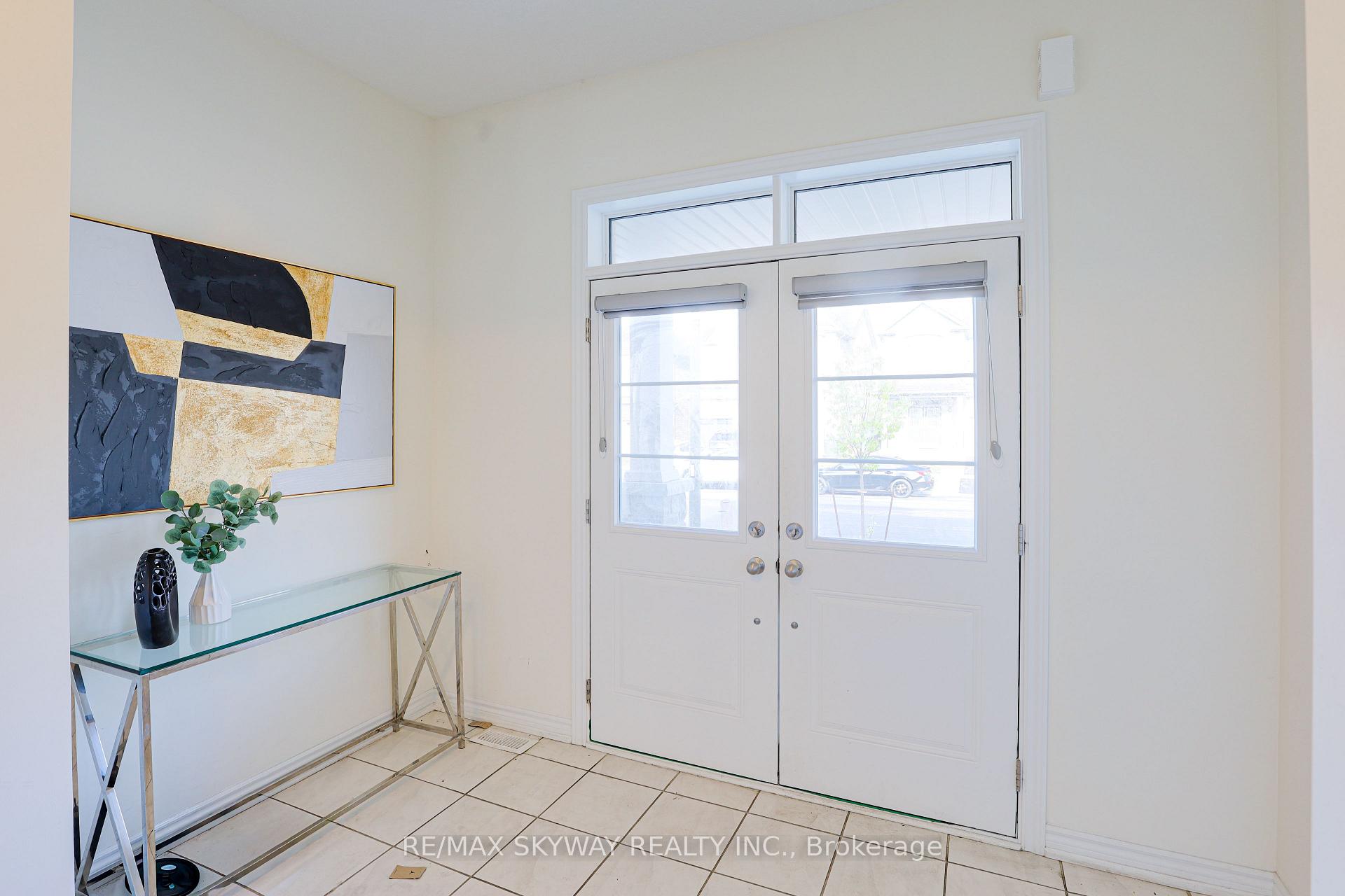 Photo 8 of 379 Valleyway Drive, Brampton, Credit Valley — HOMEH