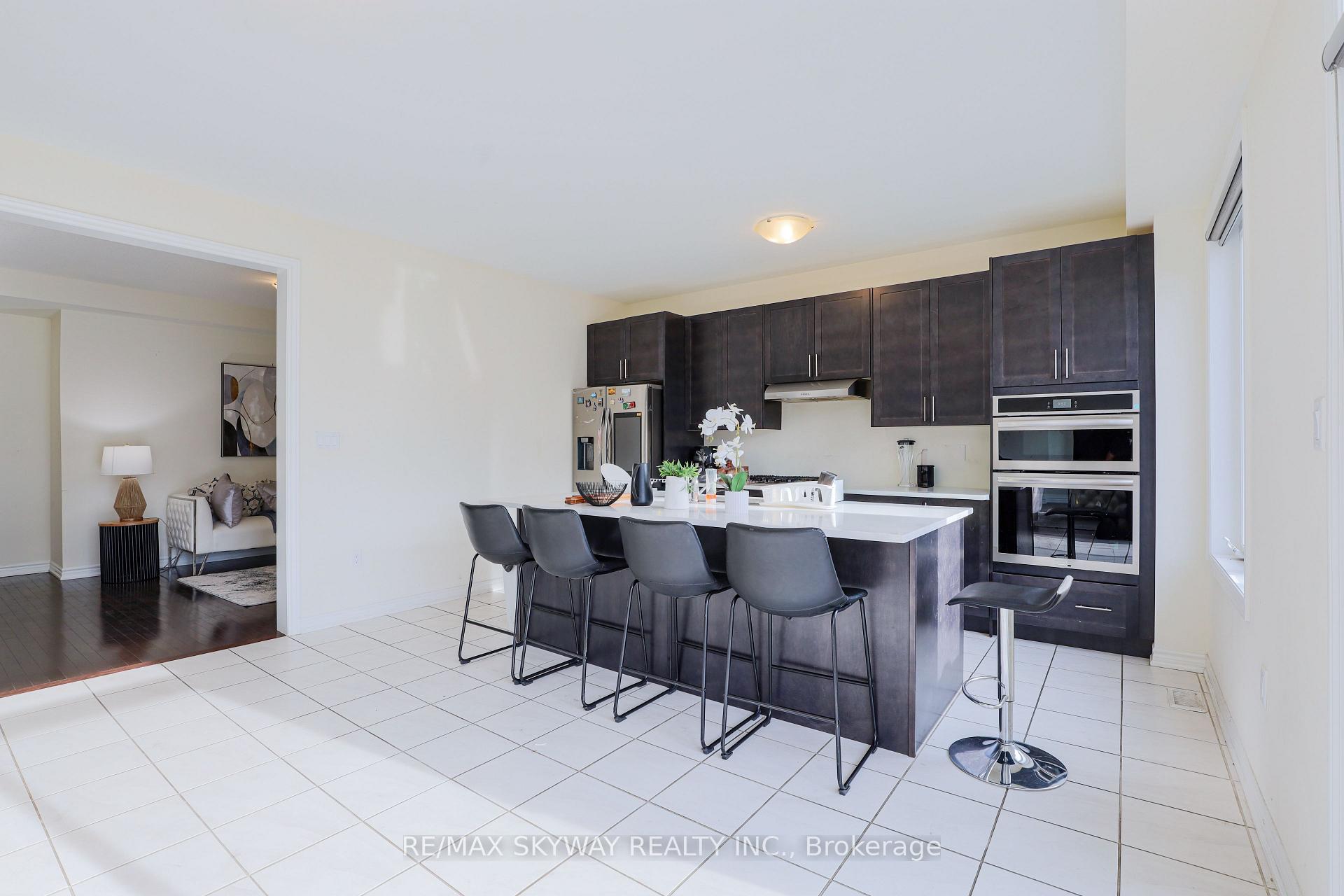 Photo 3 of 379 Valleyway Drive, Brampton, Credit Valley — HOMEH
