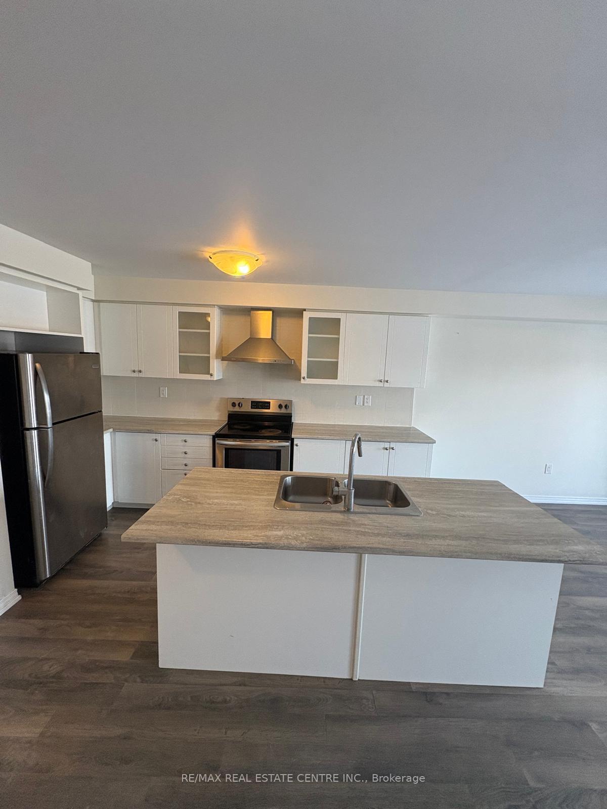 Photo 4 of 122 Golden Spring Drive, Brampton, Fletcher's Meadow — HOMEH