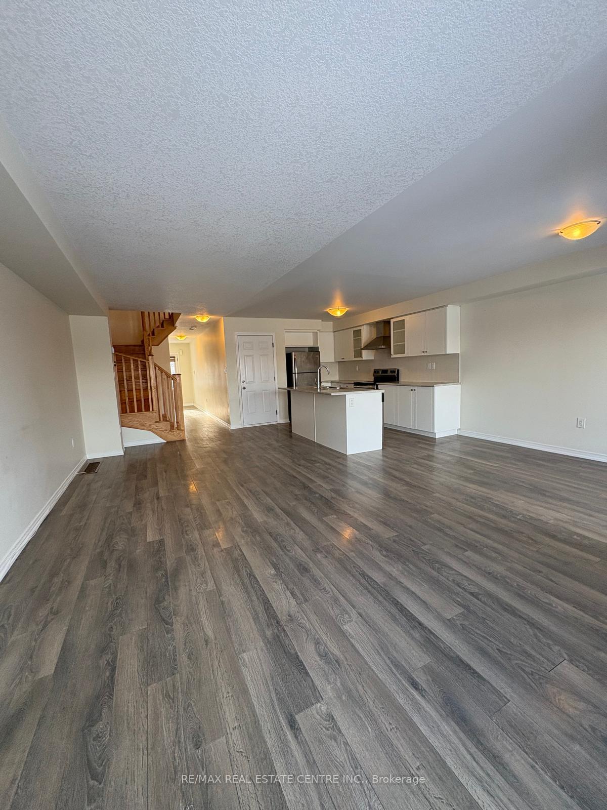 Photo 5 of 122 Golden Spring Drive, Brampton, Fletcher's Meadow — HOMEH