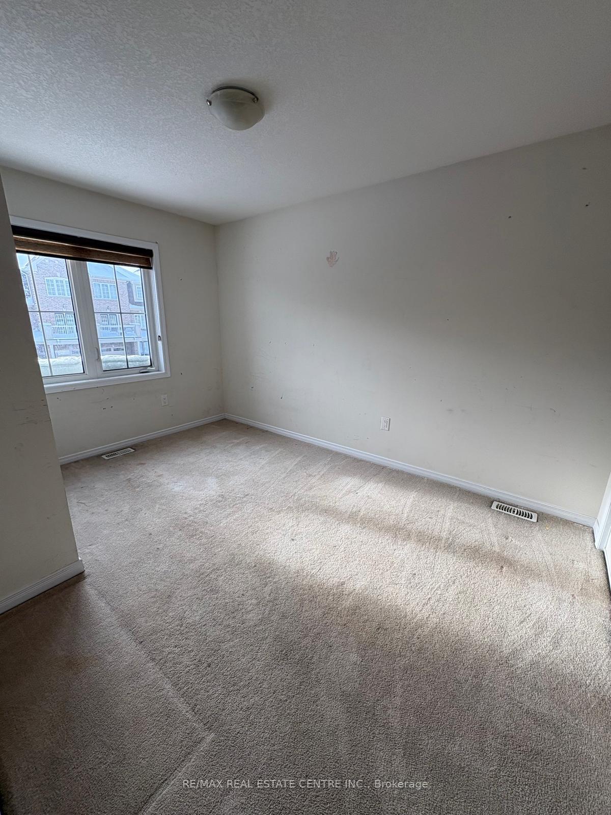 Photo 9 of 122 Golden Spring Drive, Brampton, Fletcher's Meadow — HOMEH