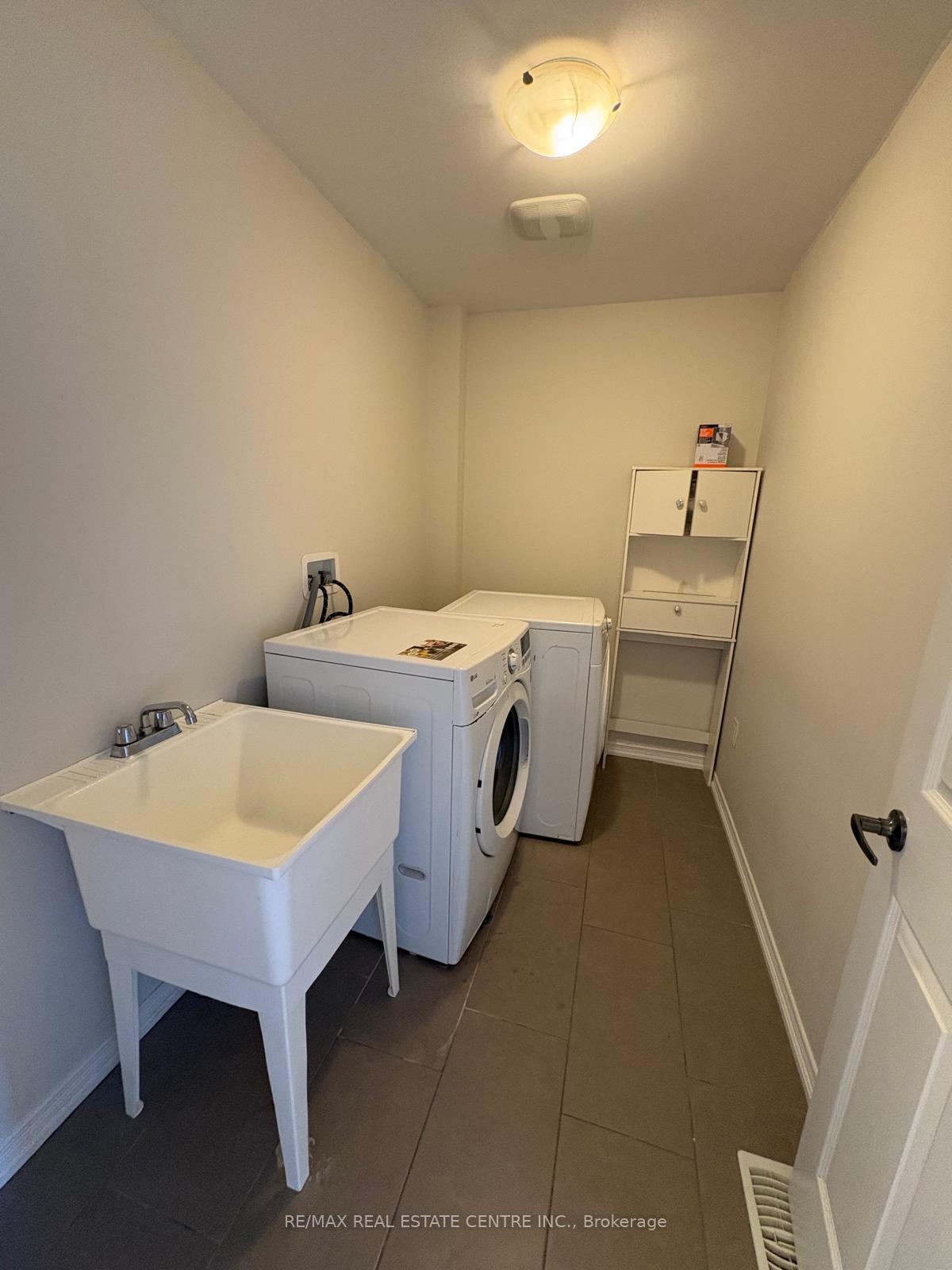 Photo 11 of 122 Golden Spring Drive, Brampton, Fletcher's Meadow — HOMEH