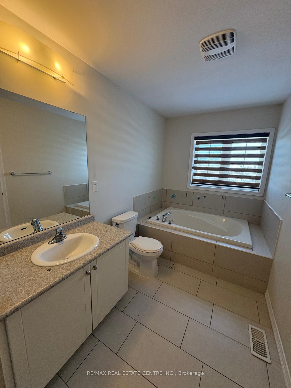 Photo 17 of 122 Golden Spring Drive, Brampton, Fletcher's Meadow — HOMEH