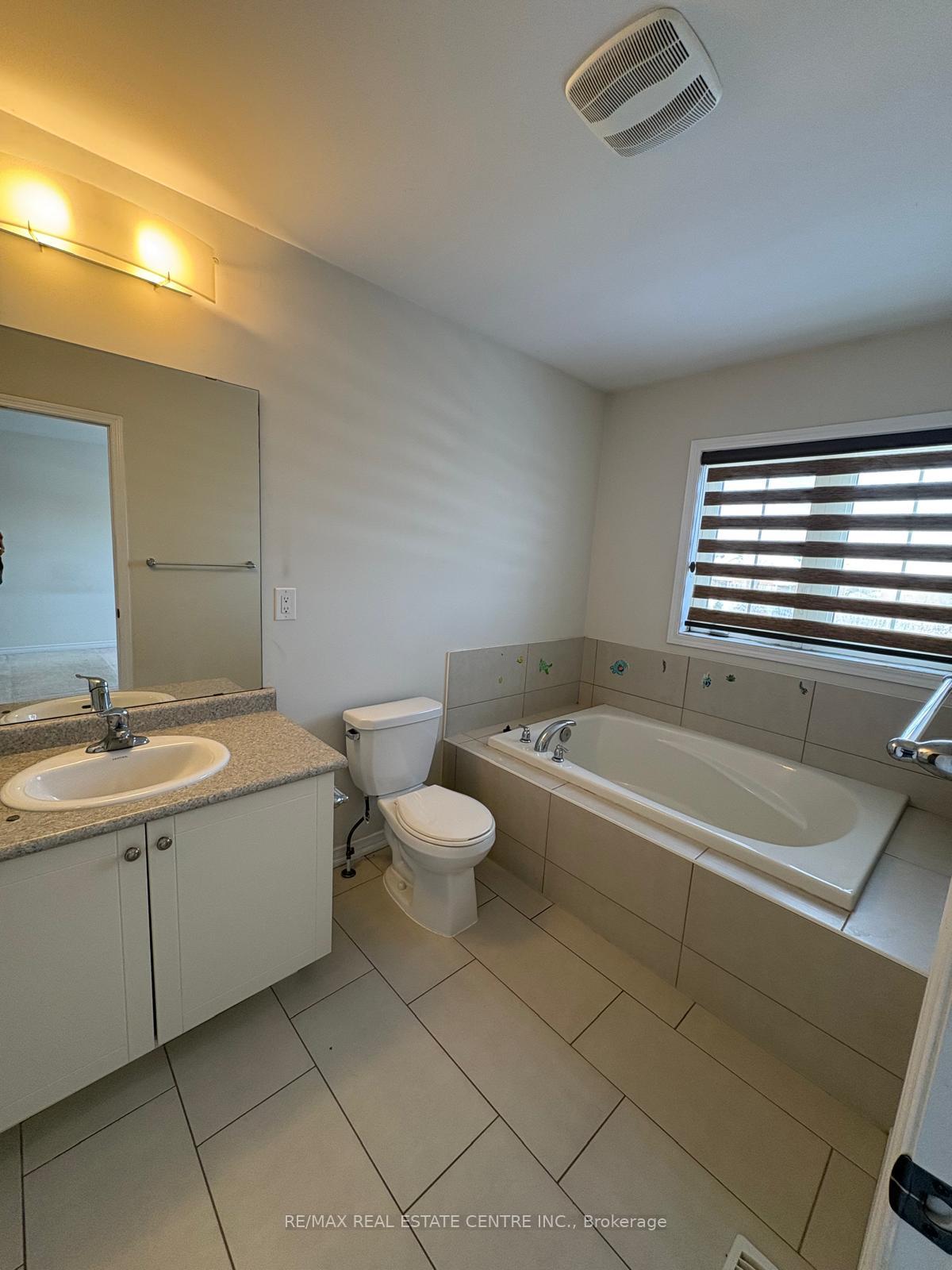 Photo 20 of 122 Golden Spring Drive, Brampton, Fletcher's Meadow — HOMEH