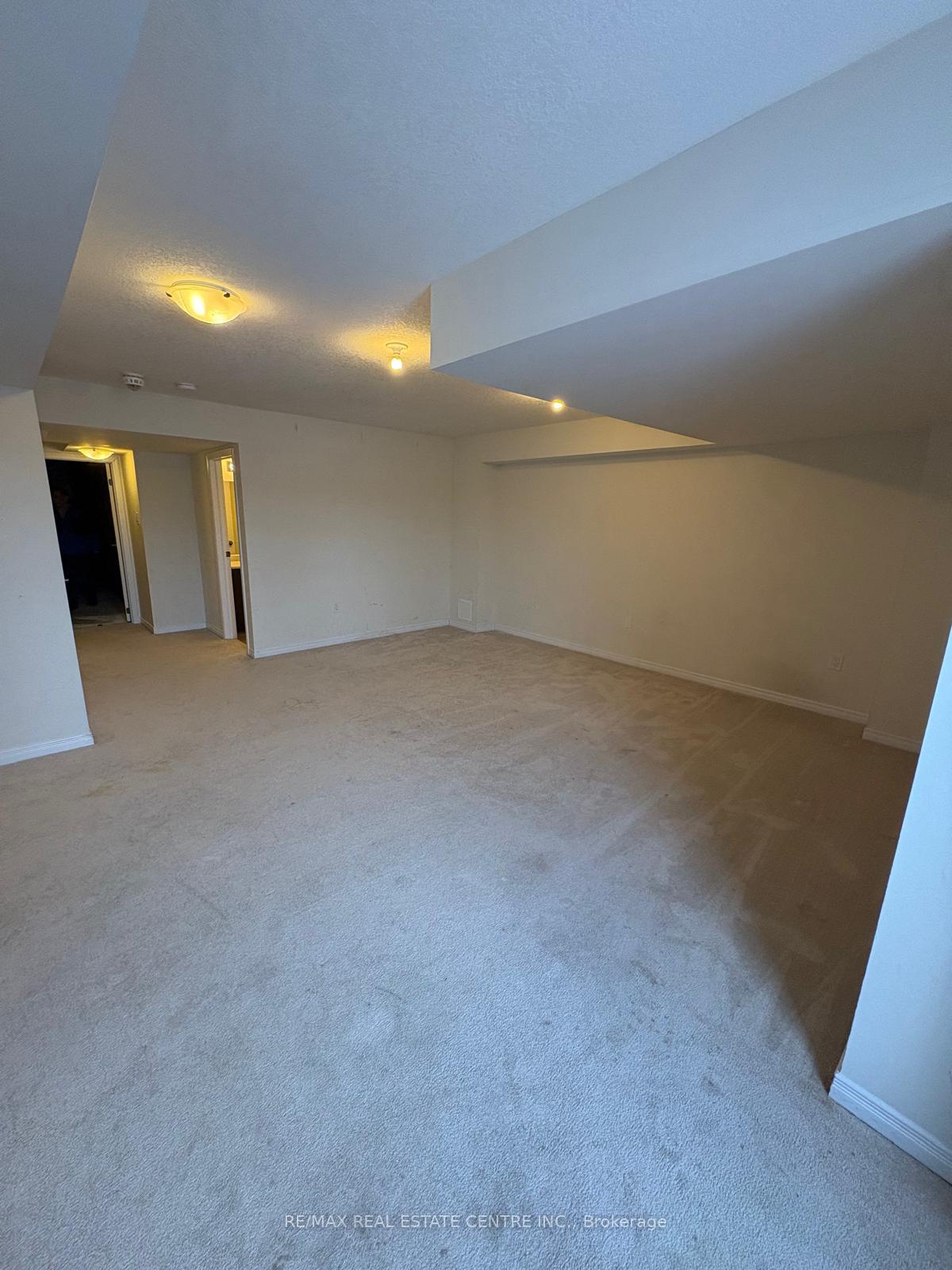 Photo 21 of 122 Golden Spring Drive, Brampton, Fletcher's Meadow — HOMEH