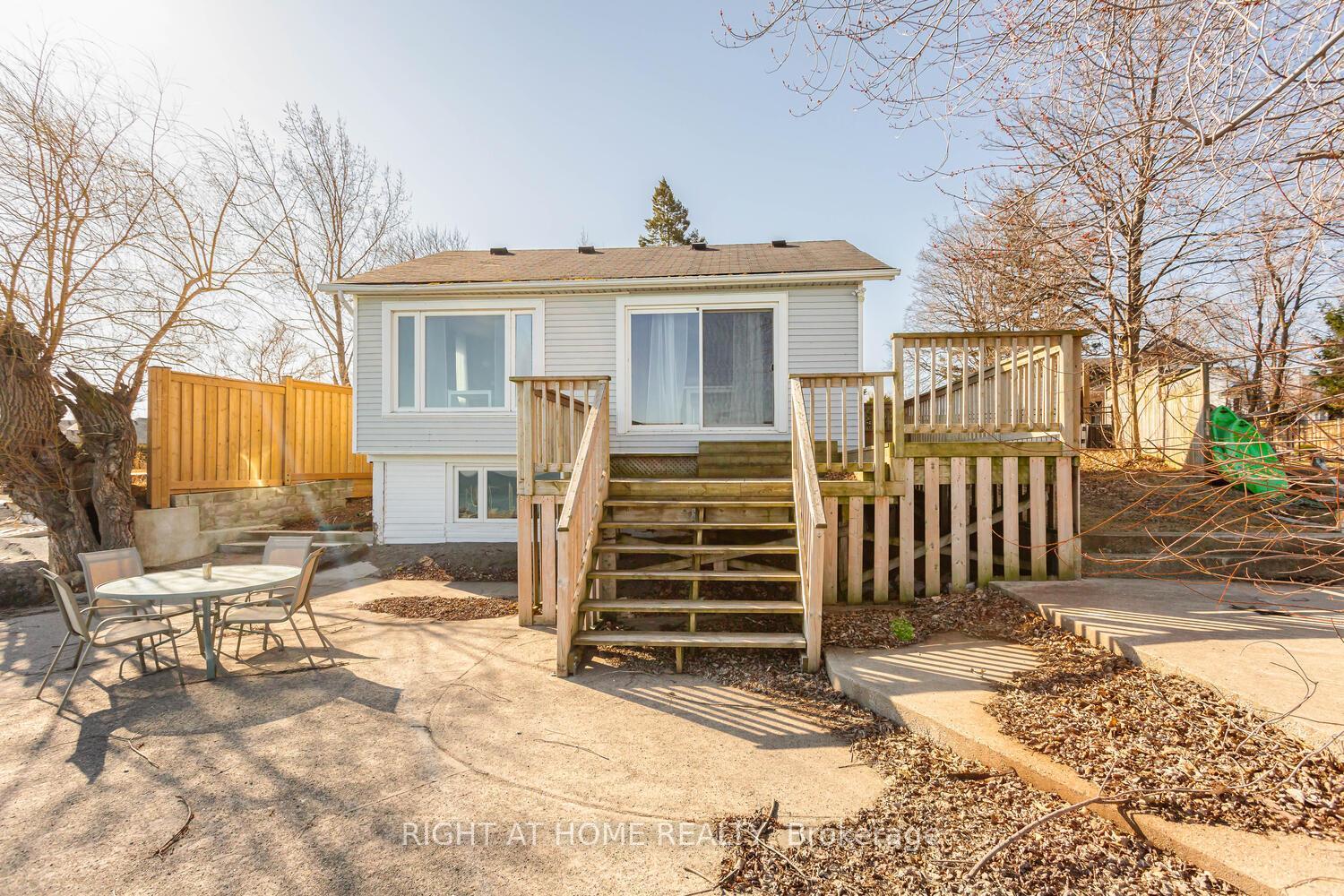 Photo 3 of 18 1/2 Lakeshore Drive, Hamilton, Stoney Creek — HOMEH