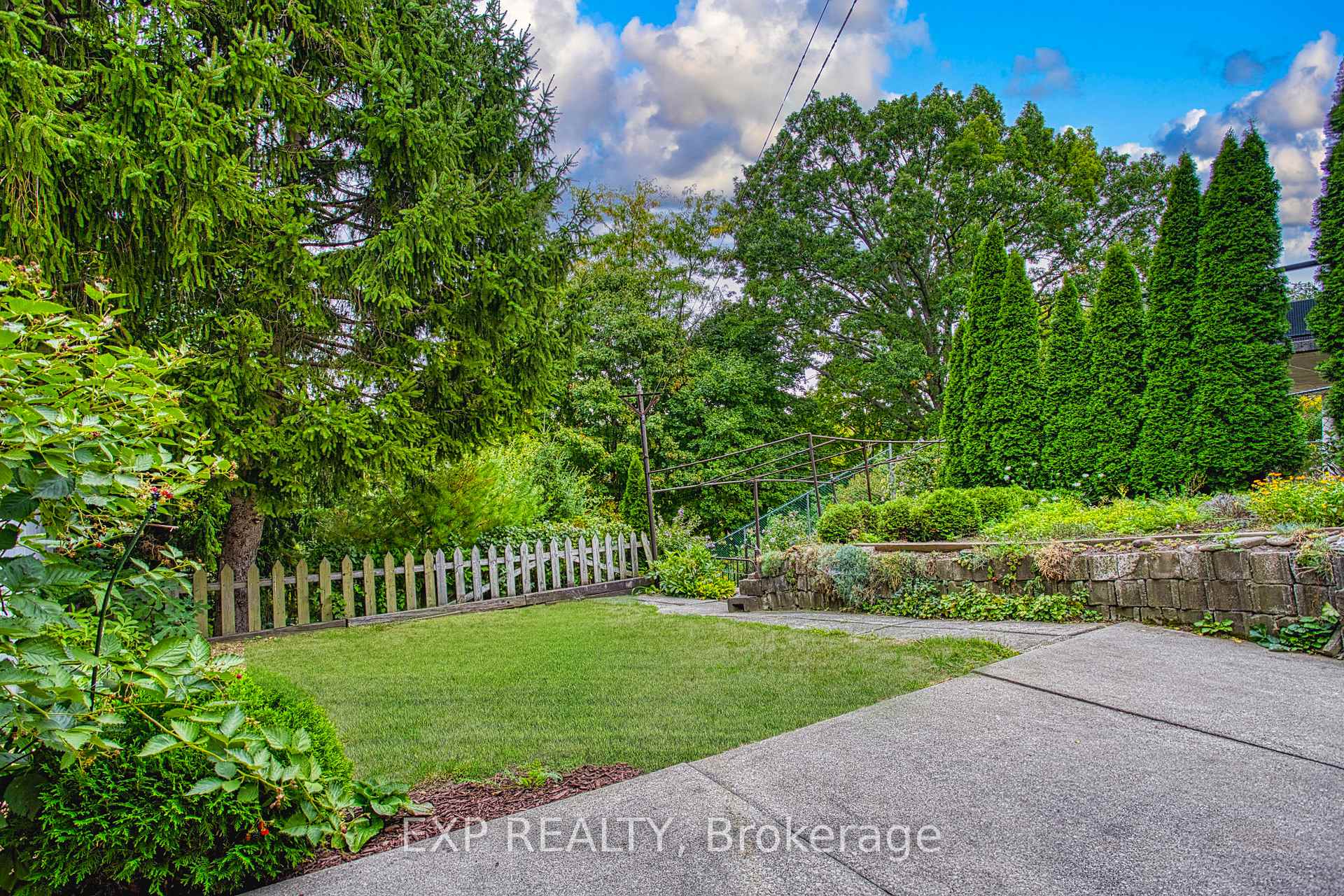 Photo 37 of 633 Rosseau Road, Hamilton, Rosedale — HOMEH