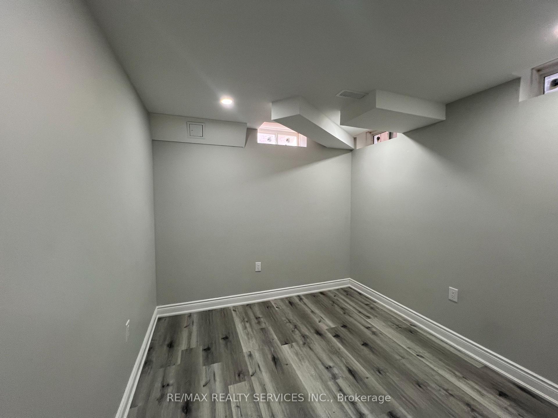 Photo 3 of 97 Cobriza Crescent SE, Brampton, Northwest Brampton — HOMEH