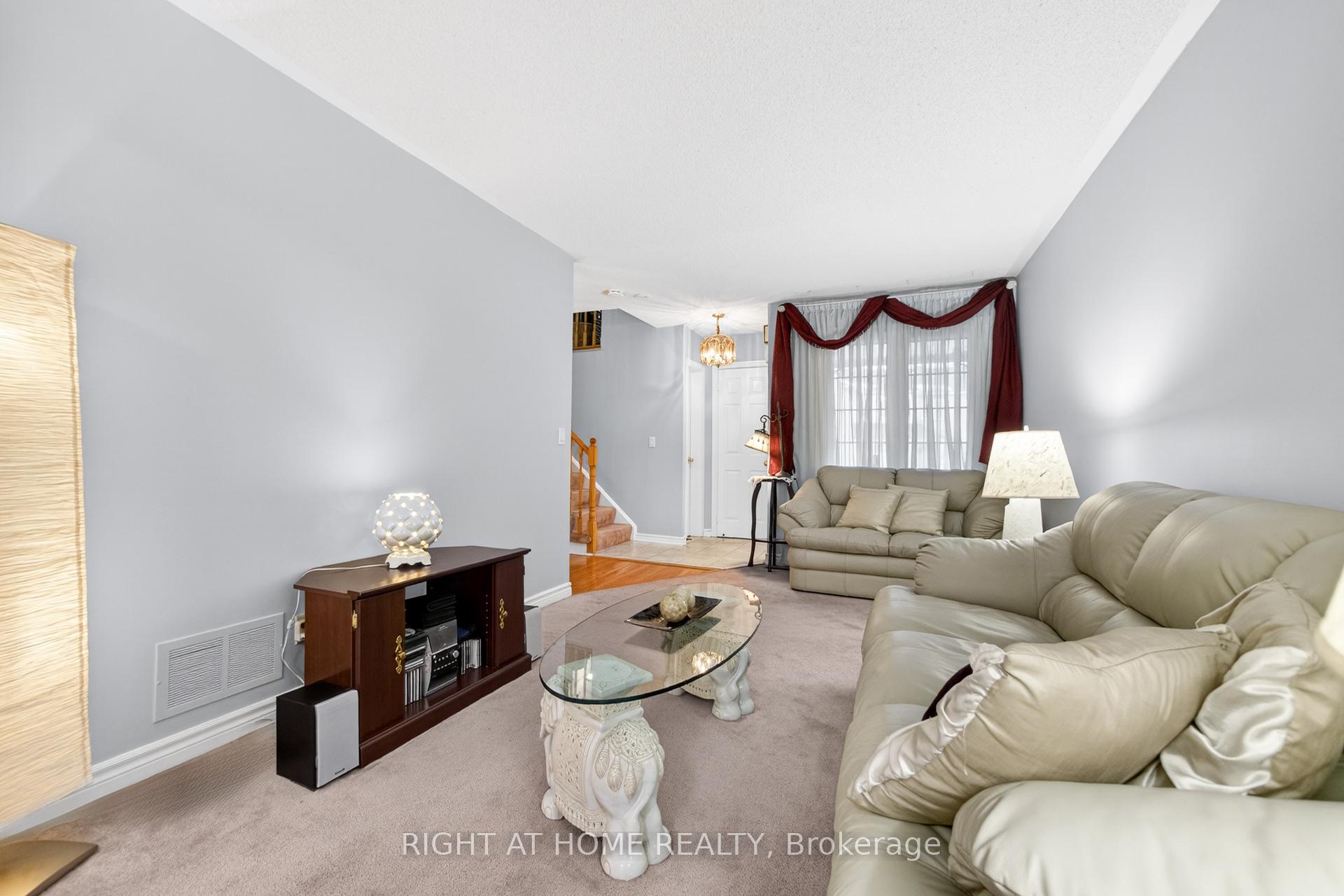Photo 2 of 25 Heathcliffe Square, Brampton, Central Park — HOMEH