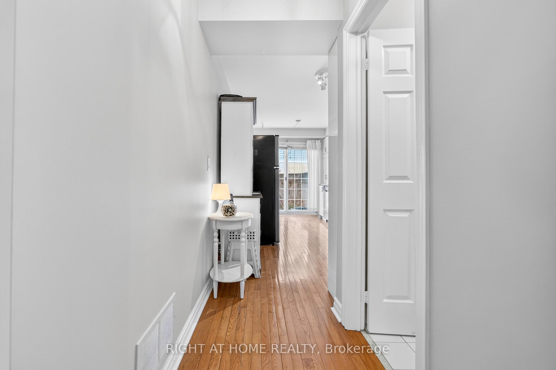 Photo 6 of 25 Heathcliffe Square, Brampton, Central Park — HOMEH