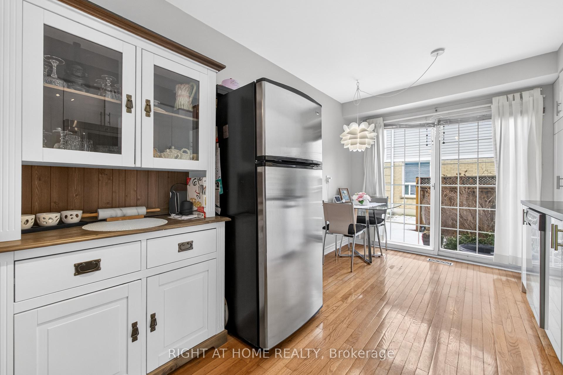 Photo 7 of 25 Heathcliffe Square, Brampton, Central Park — HOMEH
