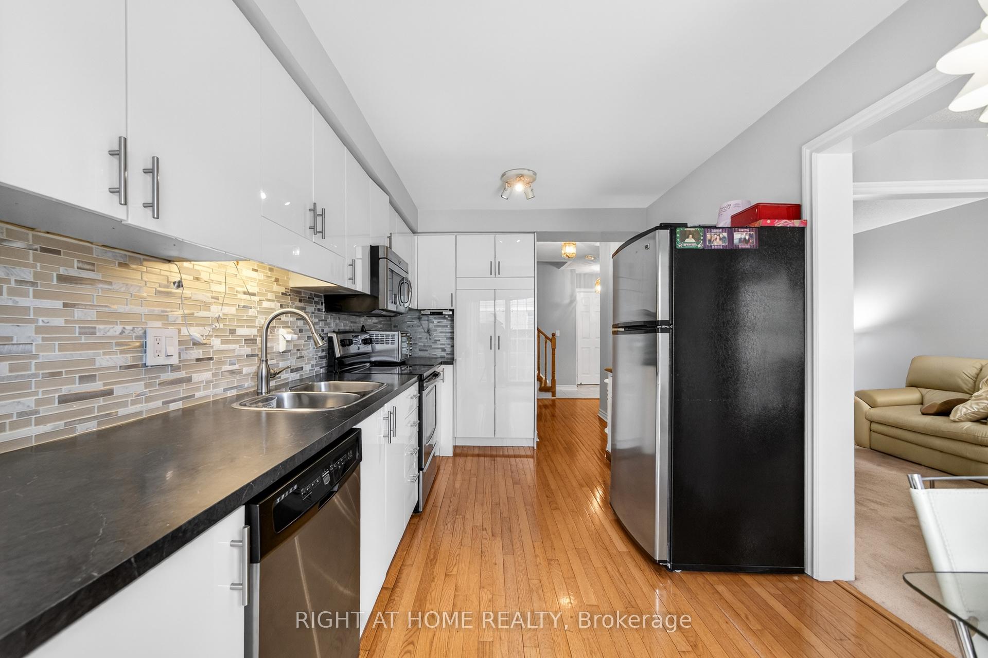 Photo 9 of 25 Heathcliffe Square, Brampton, Central Park — HOMEH